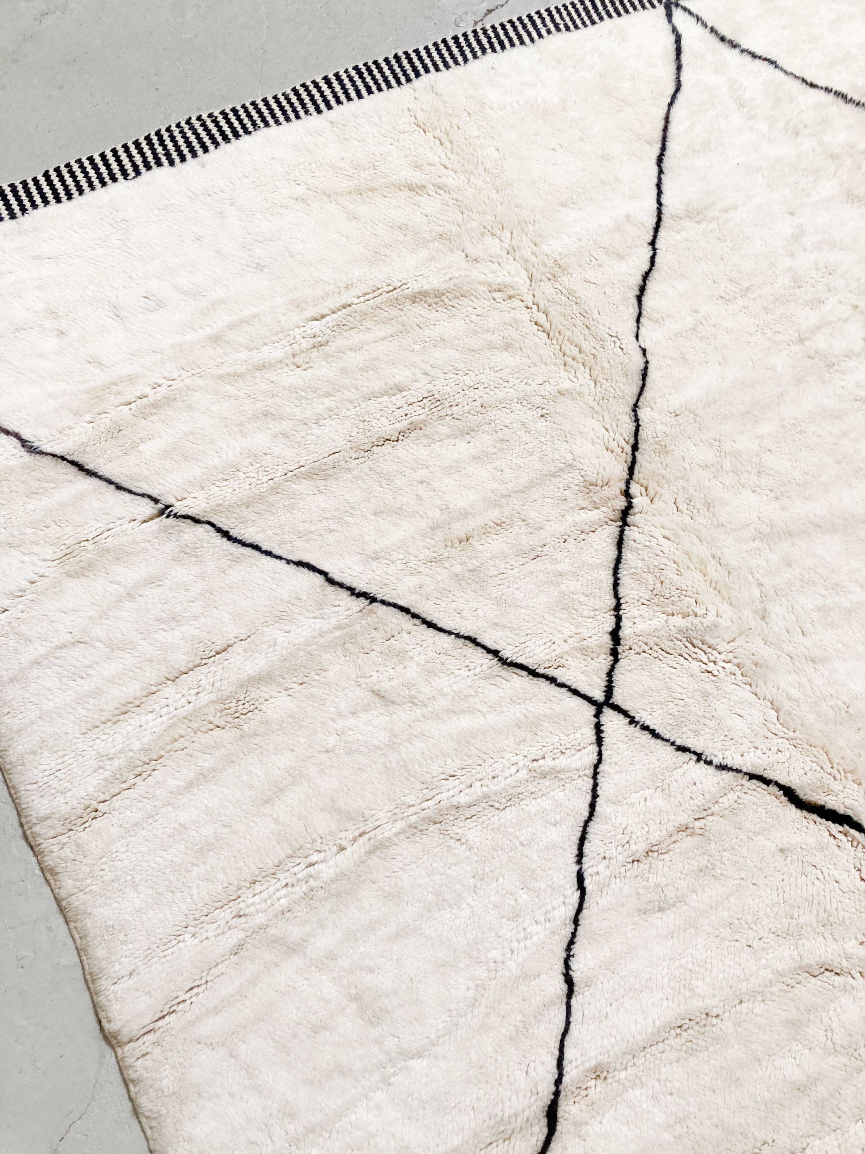 Moroccan Berber carpet m'rirt ecru black diamonds 3,72x3,10m