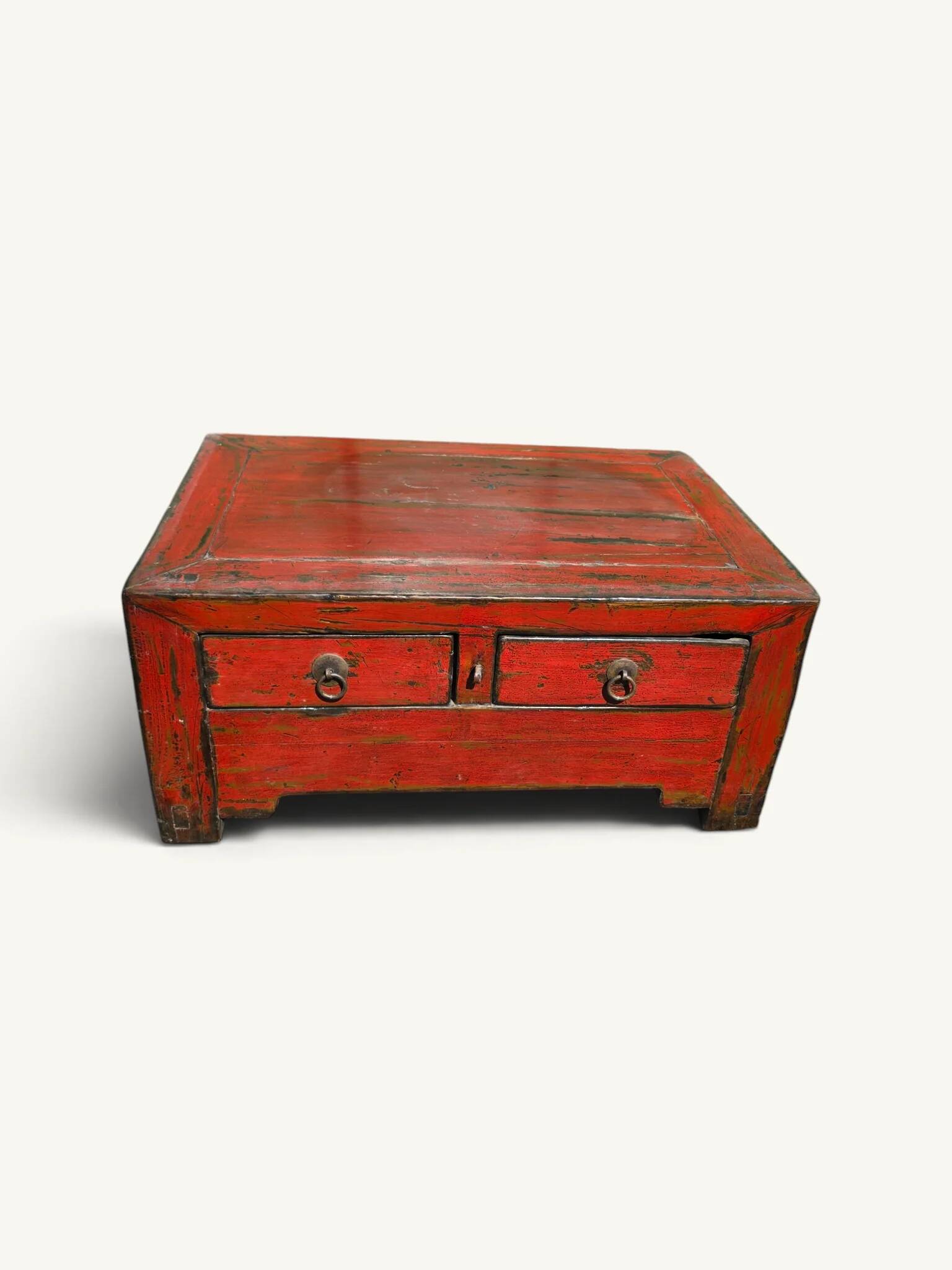 Coffre bas chinois en bois laqué rouge patiné
