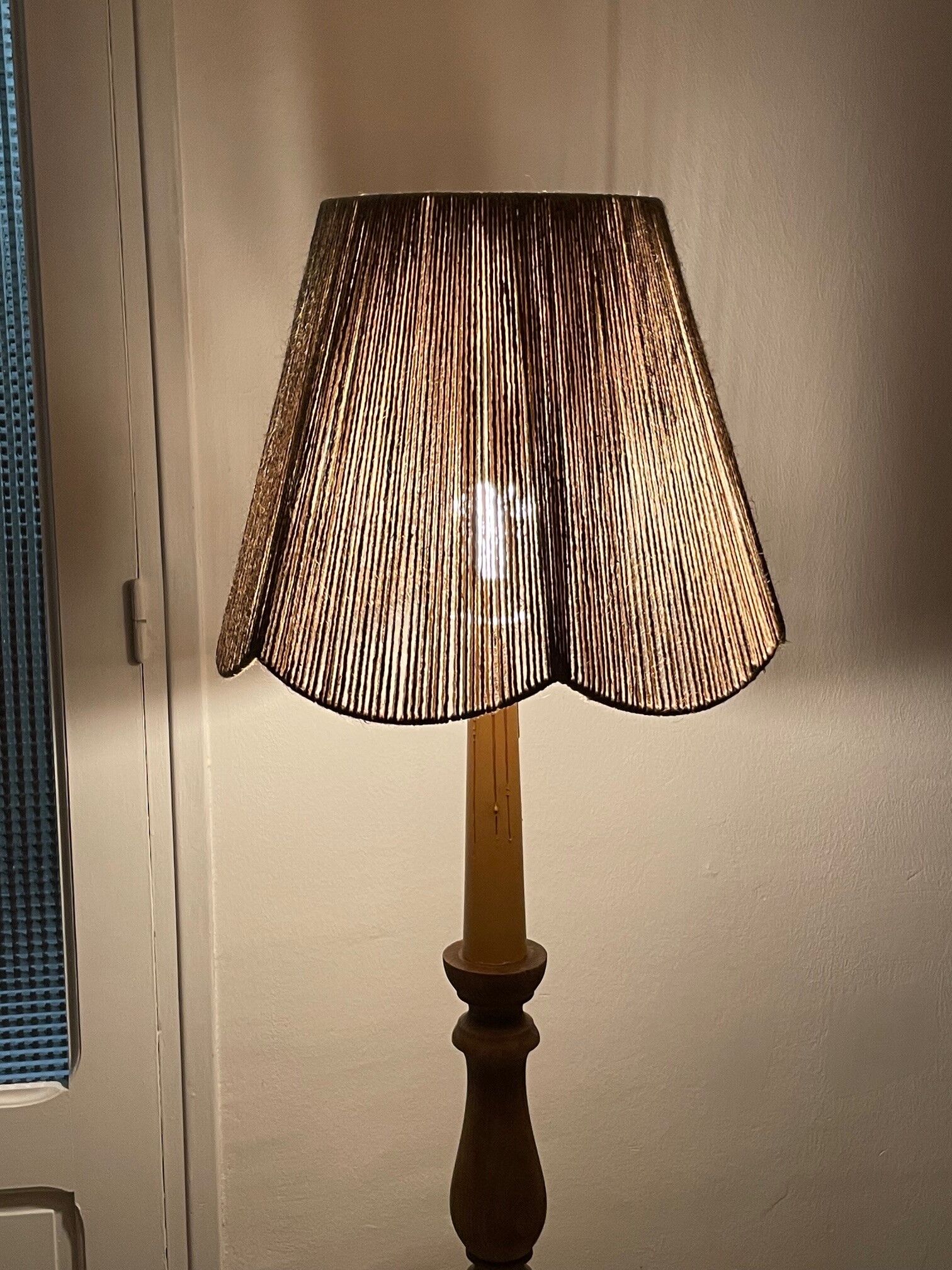 Lampadaire vintage en bois naturel et abat jour en corde années 1960
