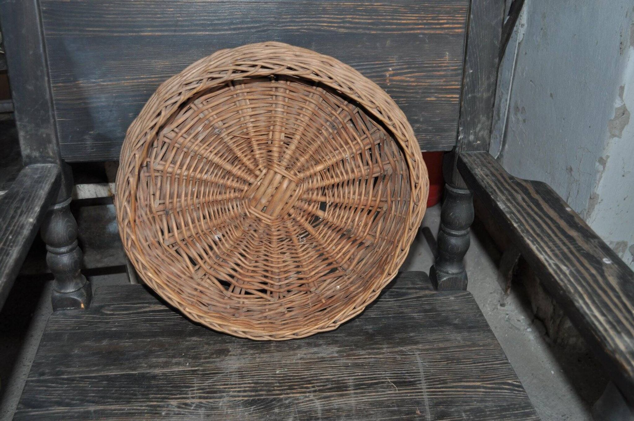 Vintage brown wicker round basket from the 1940s, woven flat, diameter 37 cm.
