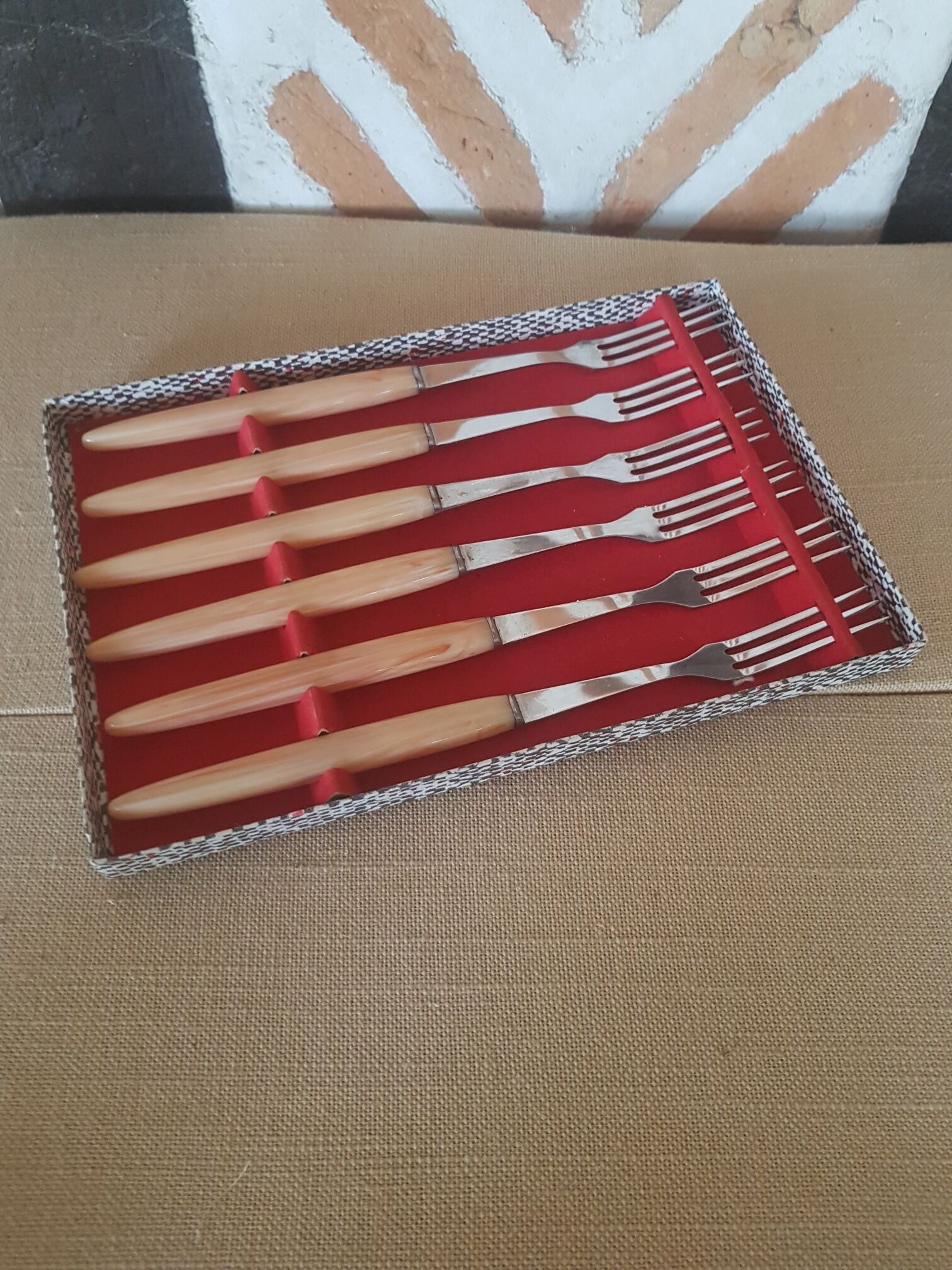 Set of 6 fonted dessert forks in horn