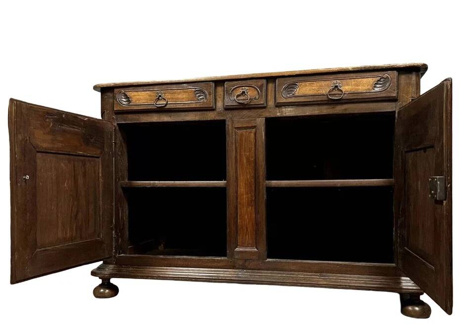 Louis XIII period Burgundy sideboard in solid oak and walnut circa 1680
