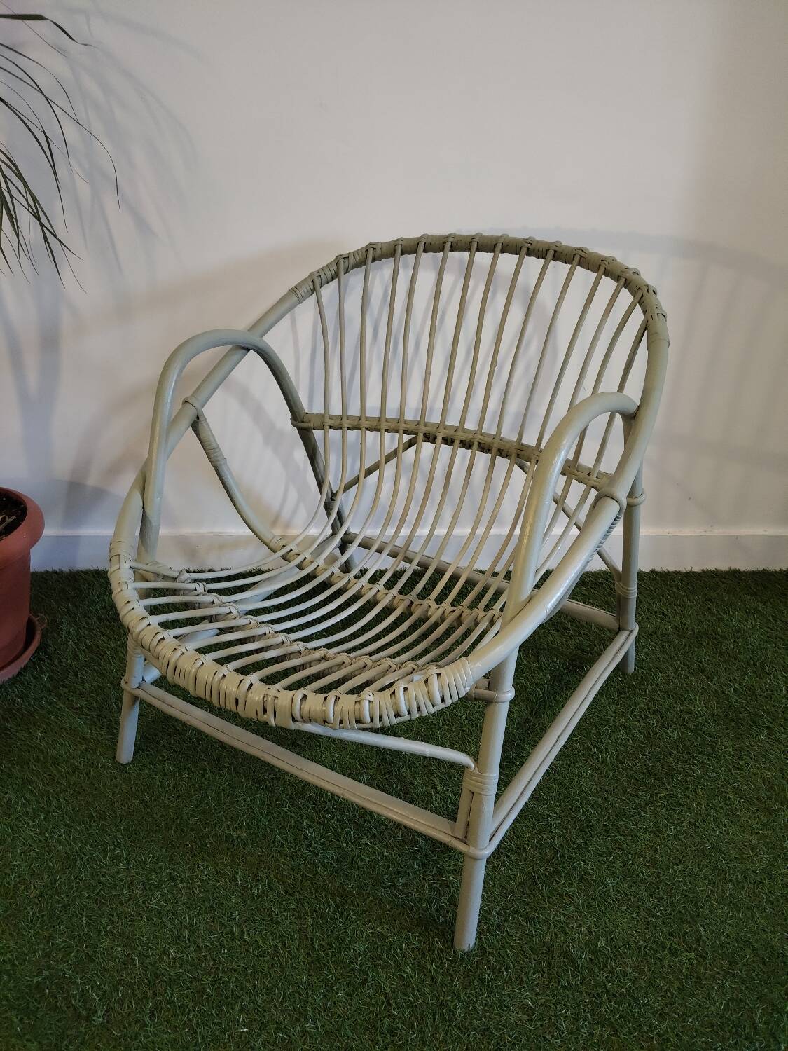Fauteuil corbeille vintage en rotin – teinte vert gris