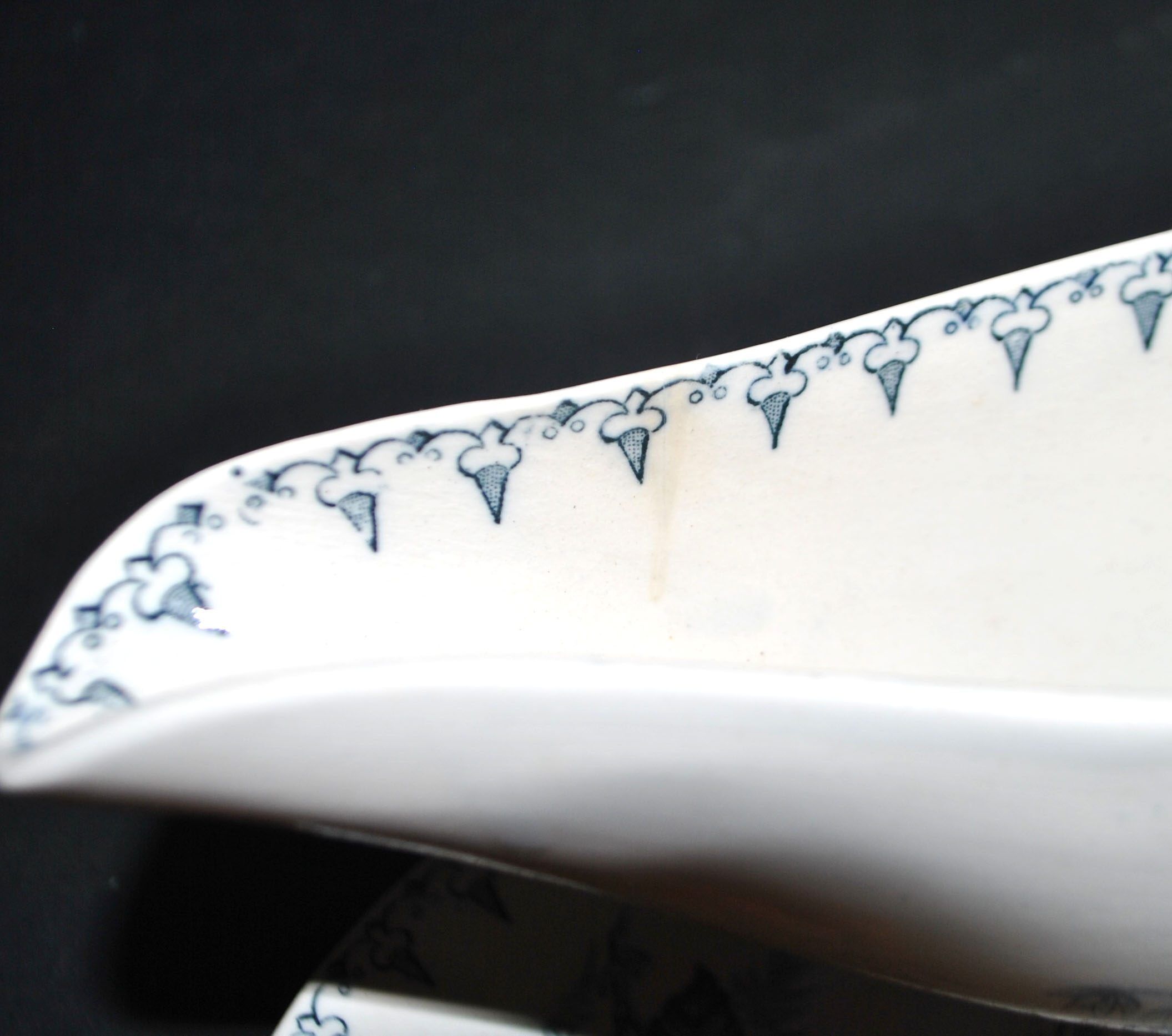 Saucière Flore ancienne en faïence opaque Sarreguemines Utschneider
