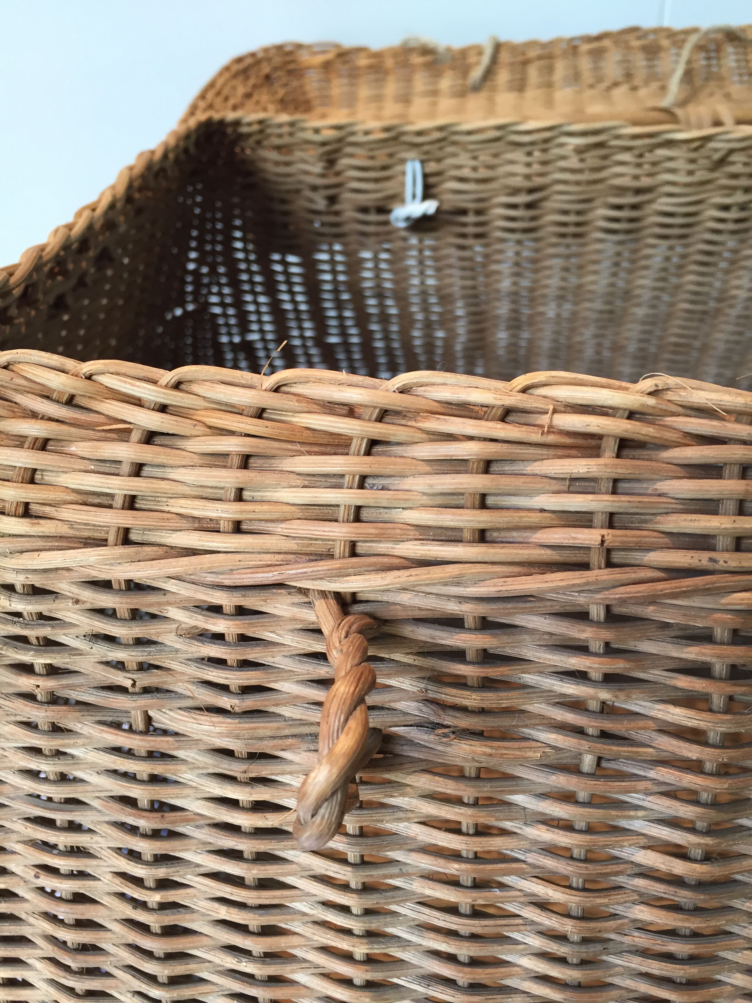 Wicker basket or box to the 1950s couture