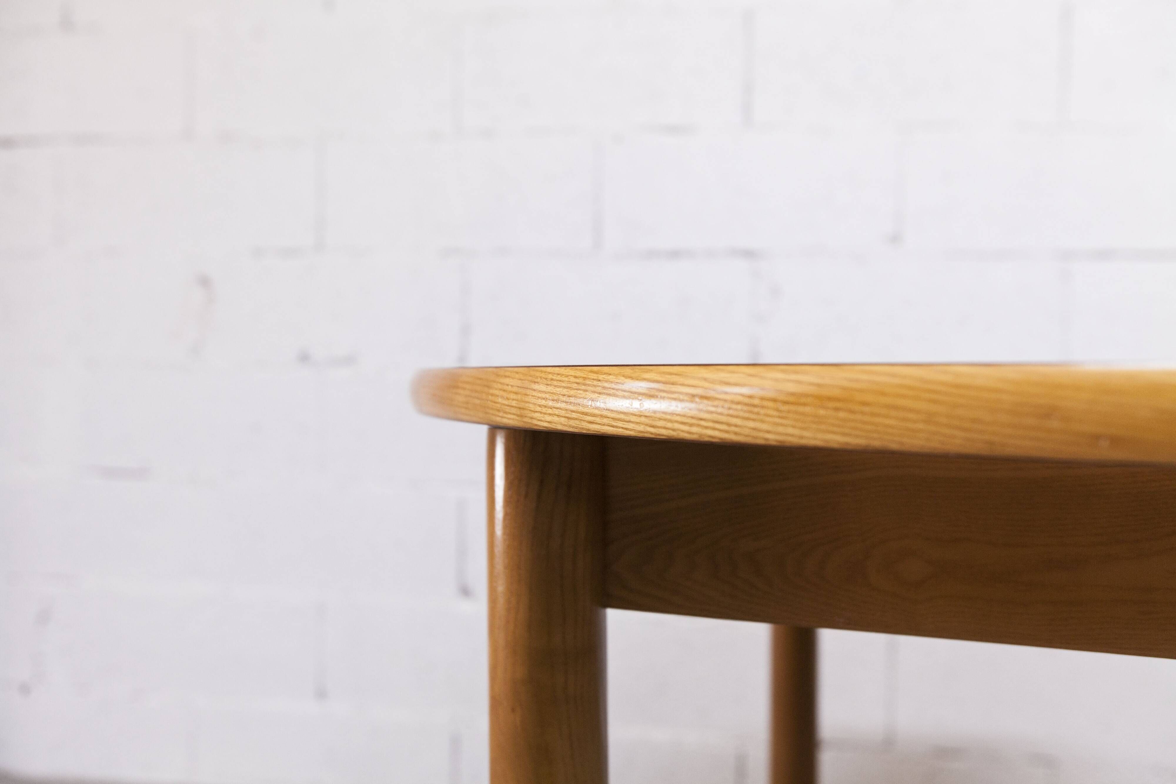 Danish ensemble transformable table 114 cm / 154 + 4 modernist chairs from the 1970s.