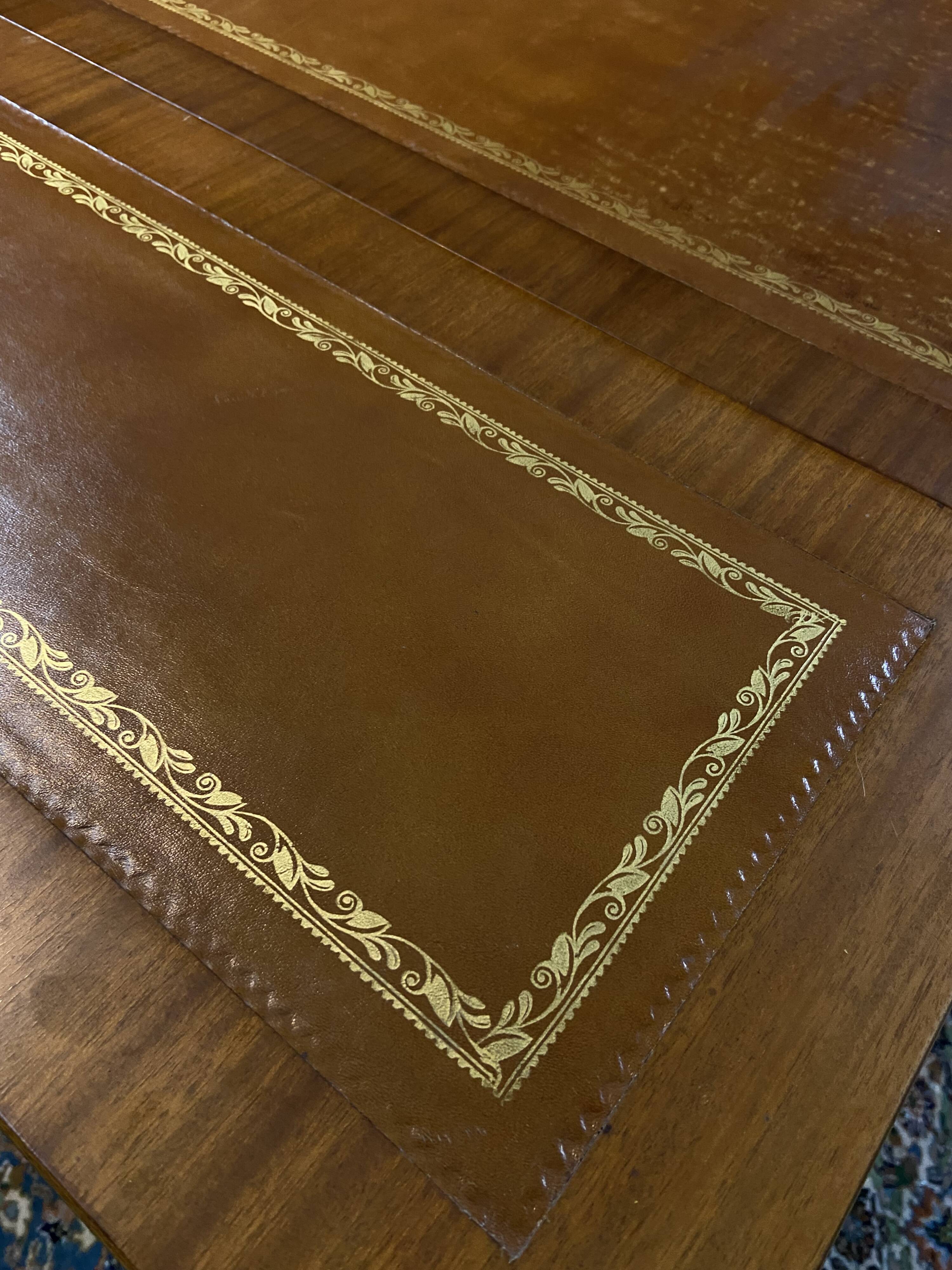 Grand bureau anglais en acajou de style Regency