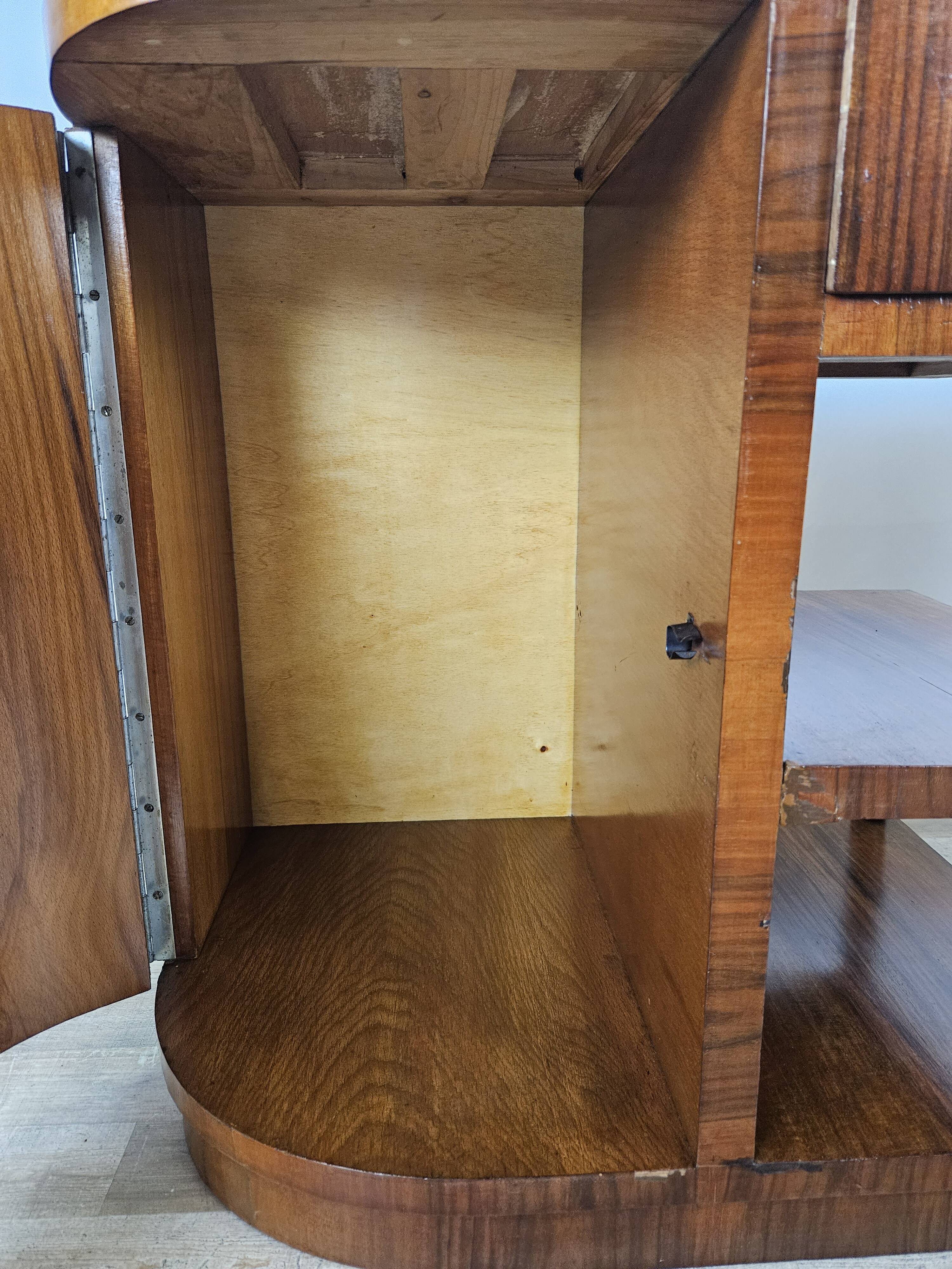 Pair of Art Decò bedside tables in walnut and thuja