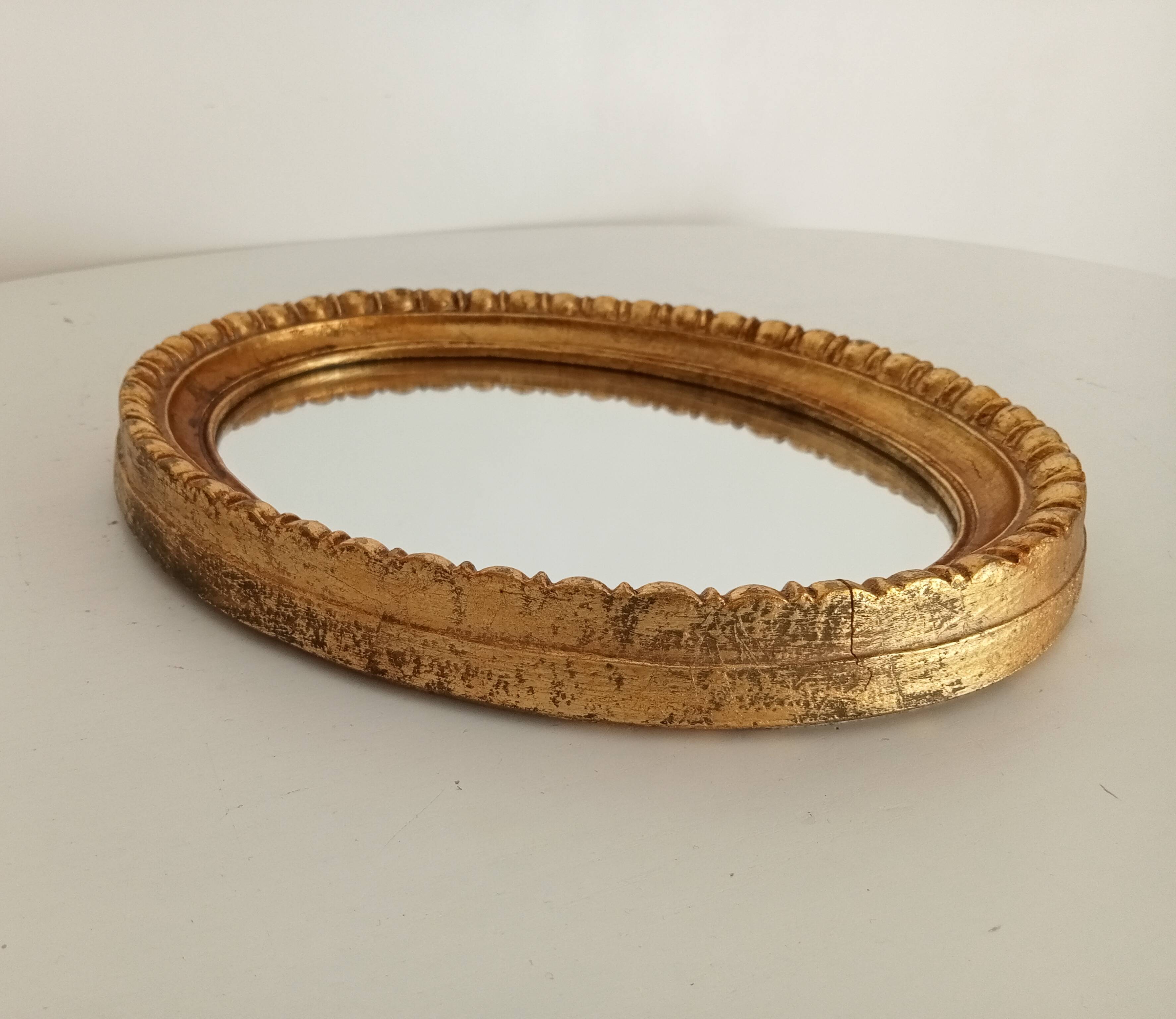 Miroir ovale italien vintage en bois doré