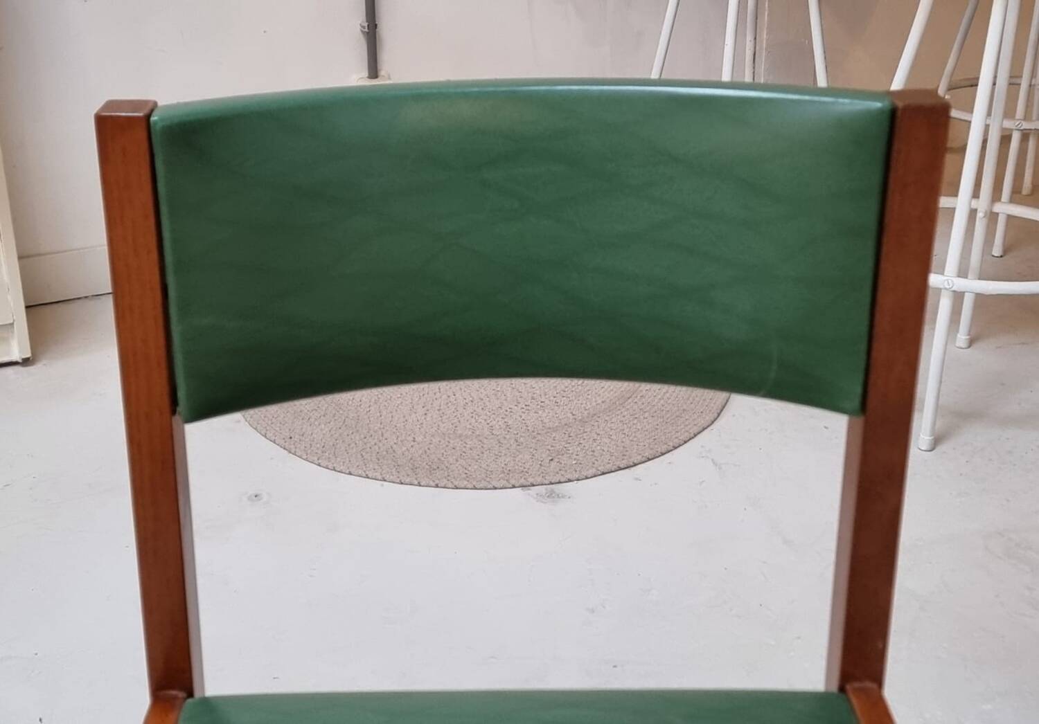 Quatre chaises du milieu du siècle