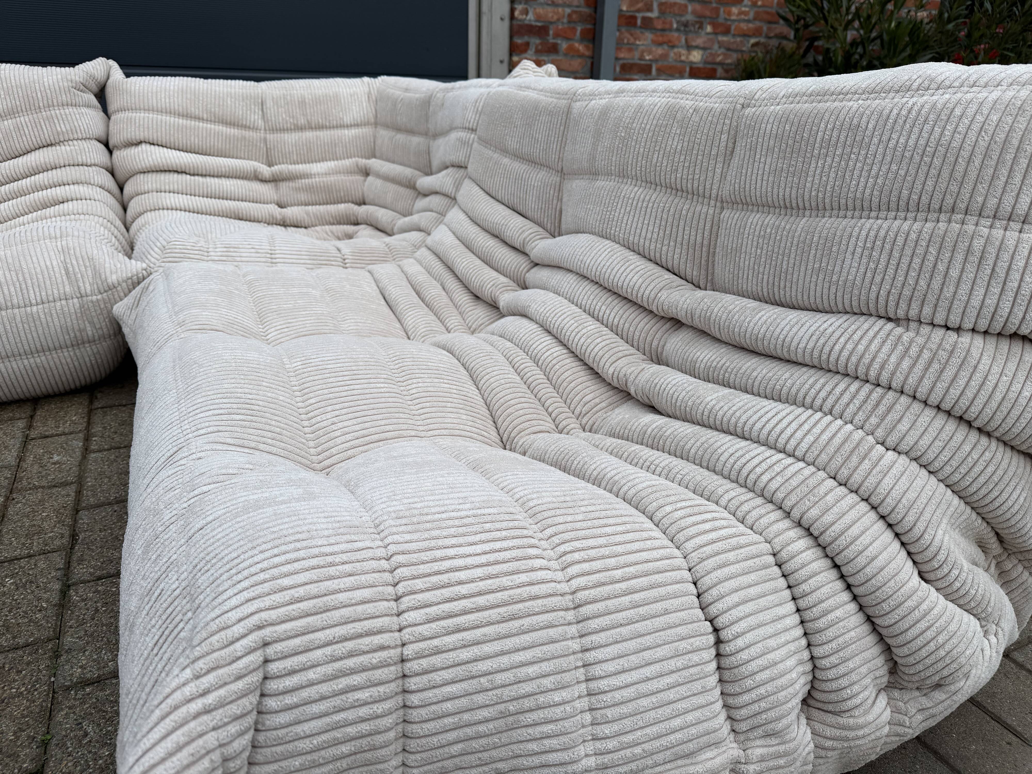 Ligne Roset Togo 3 places, 2 places et d'angle en velours côtelé beige