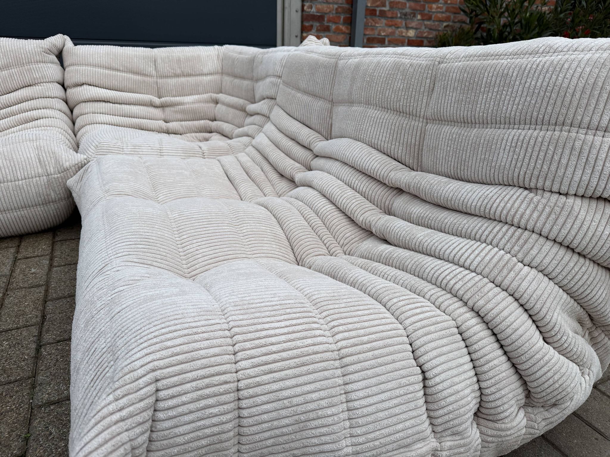 Ligne Roset Togo 3 places, 2 places et d'angle en velours côtelé beige