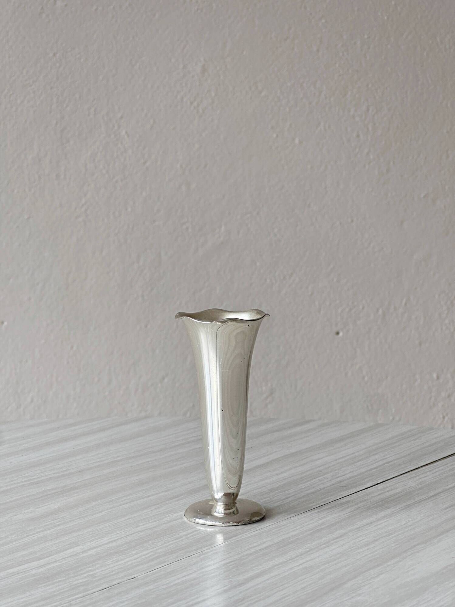 Mini metal soliflore vase, wavy corolla neck