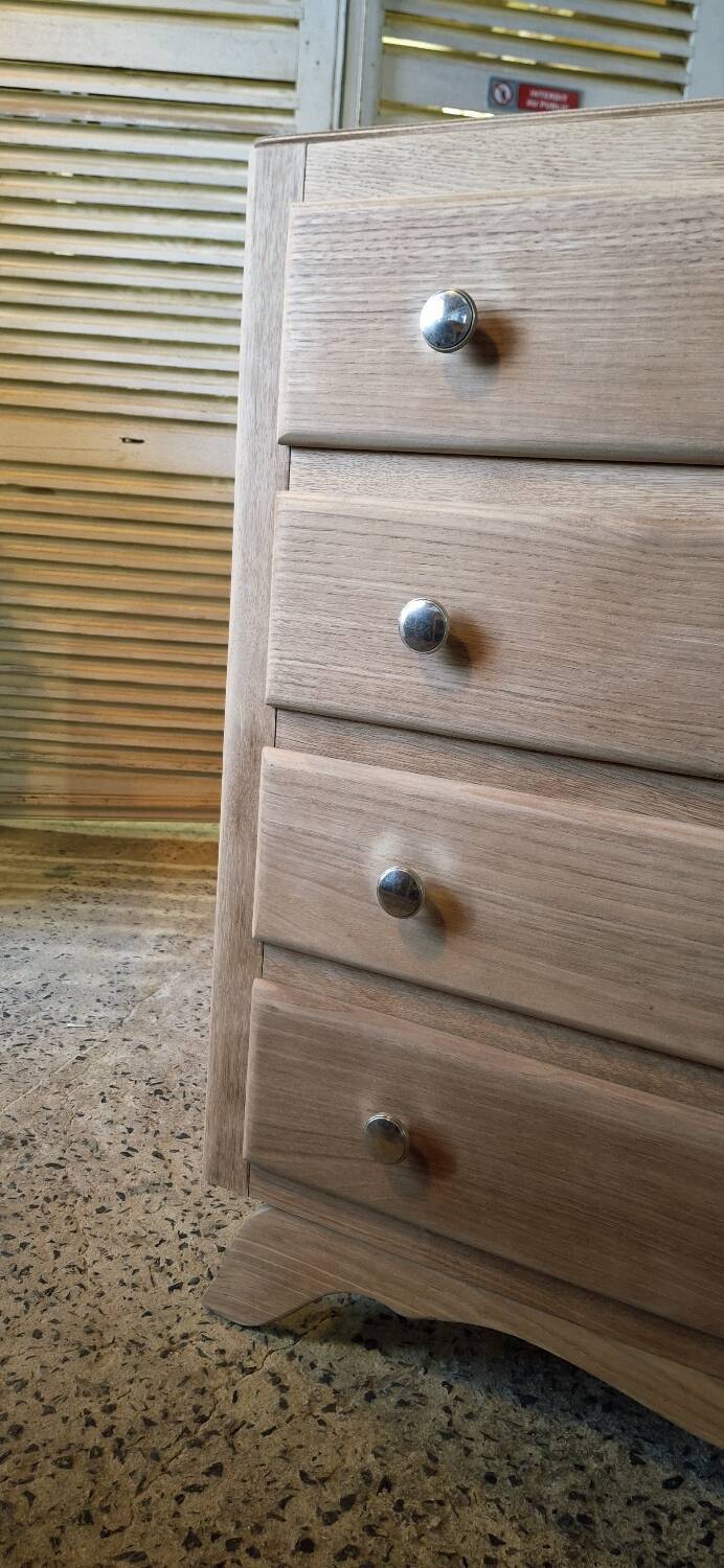 Oak chest of drawers