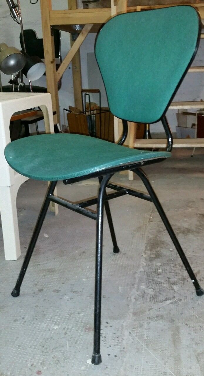 Chair in curved wood covered with vinyl, metal tube.