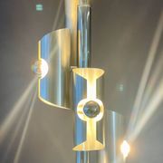 Lampe design en métal avec quatre ampoules argentées