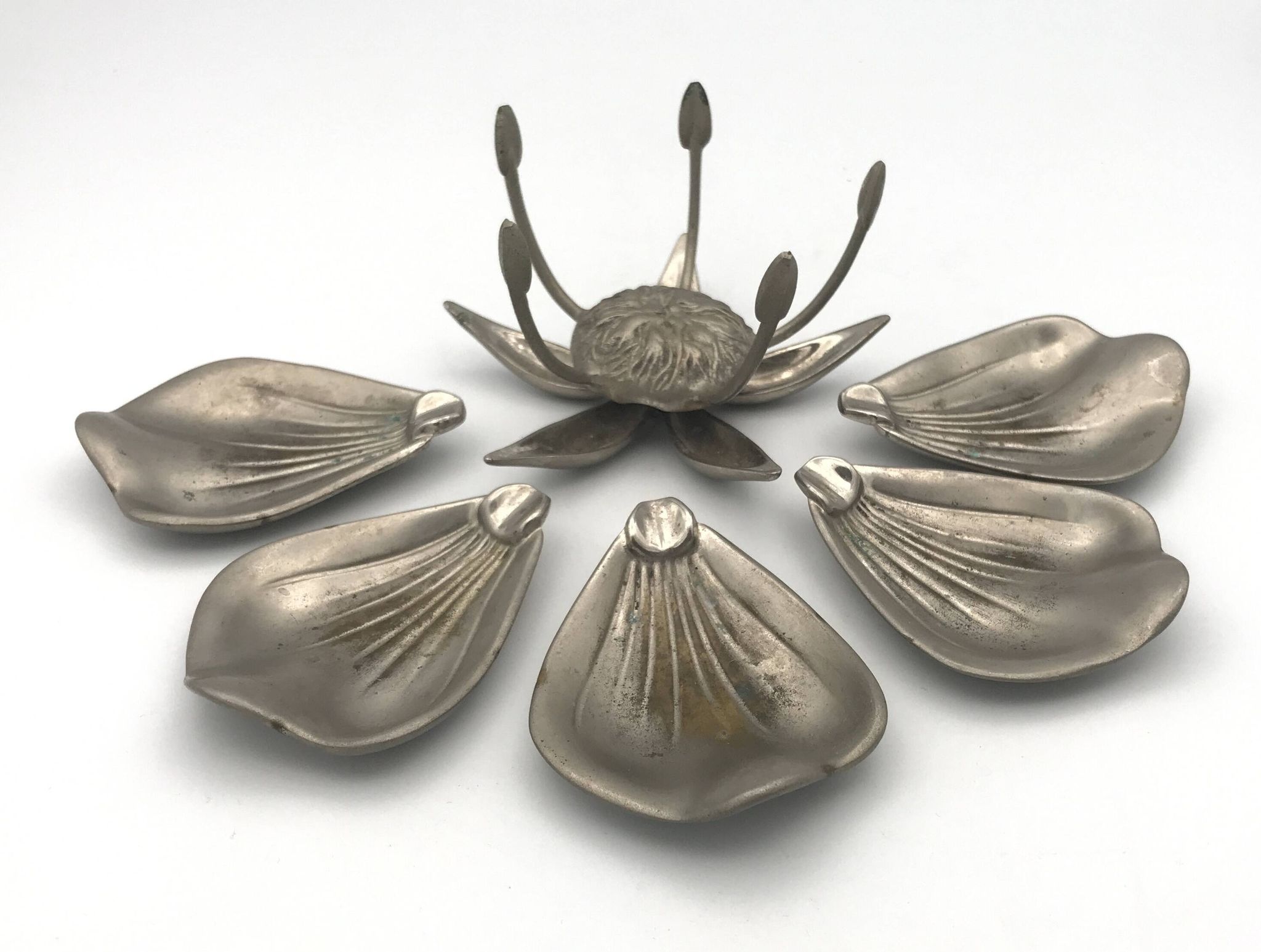 Vintage lotus flower ashtray with 5 removable petals in silver metal