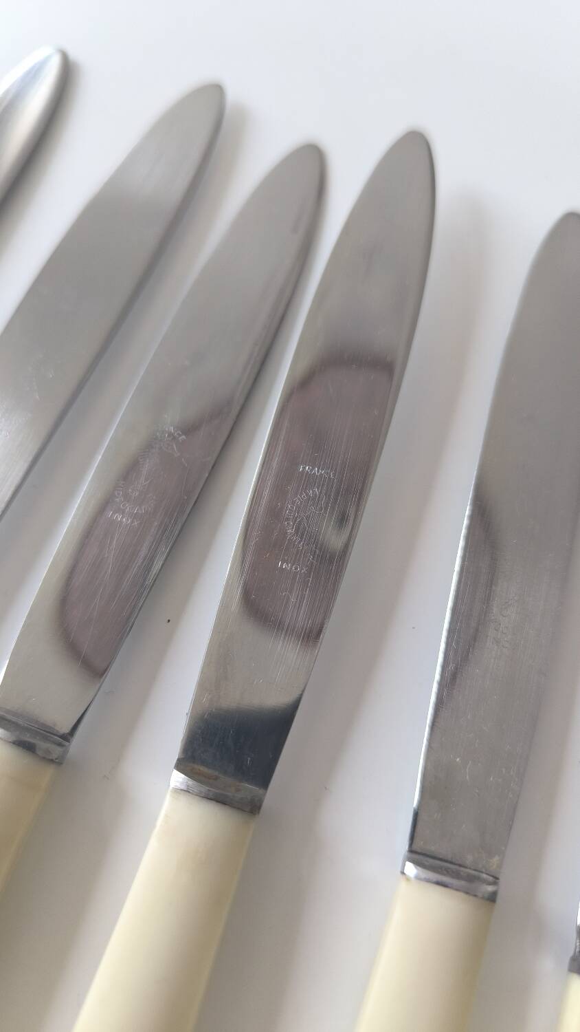 Set of 12 Bakelite knives