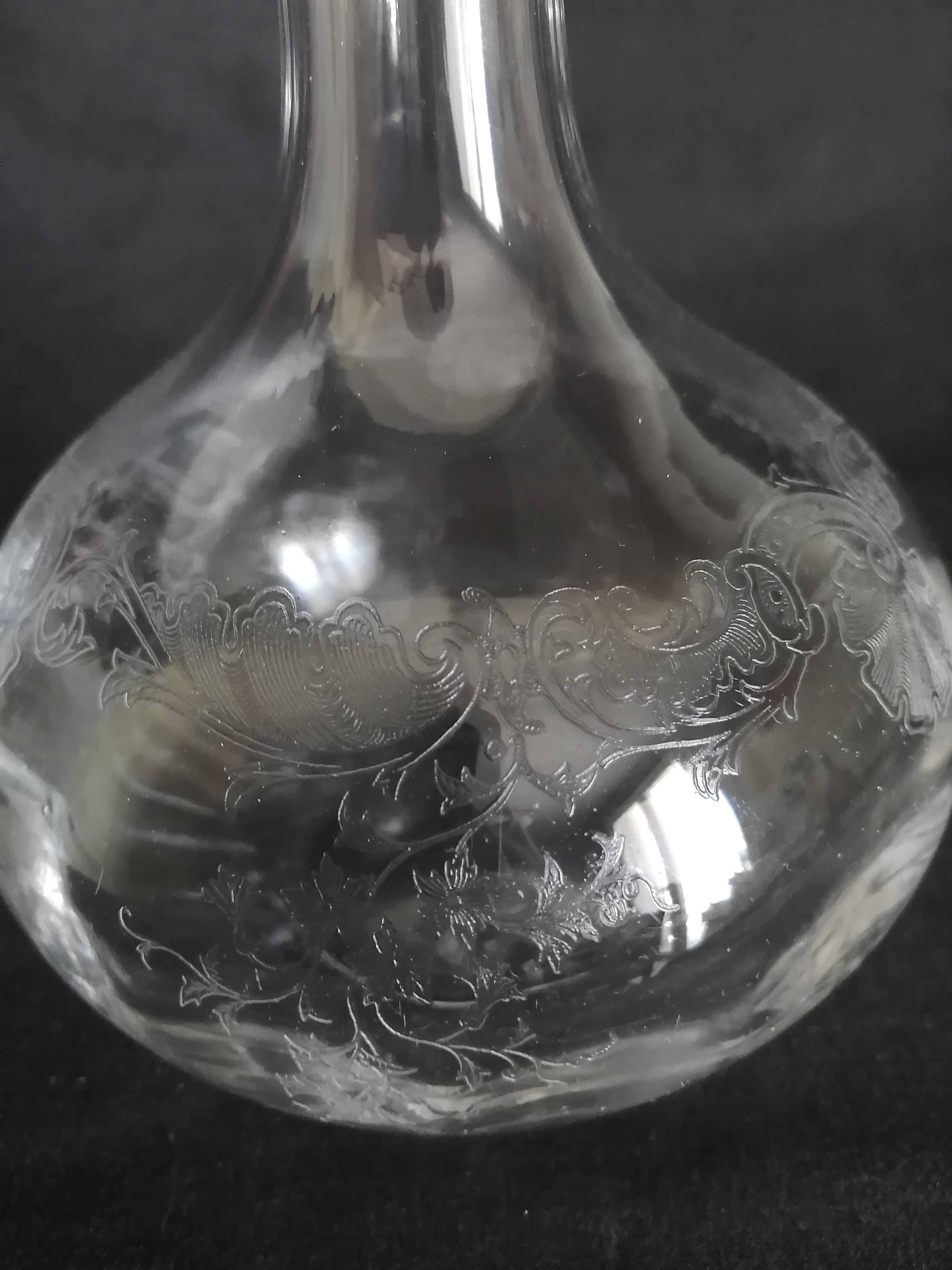 9 crystal white wine glasses from St. Louis model Cléo and their decanter.
