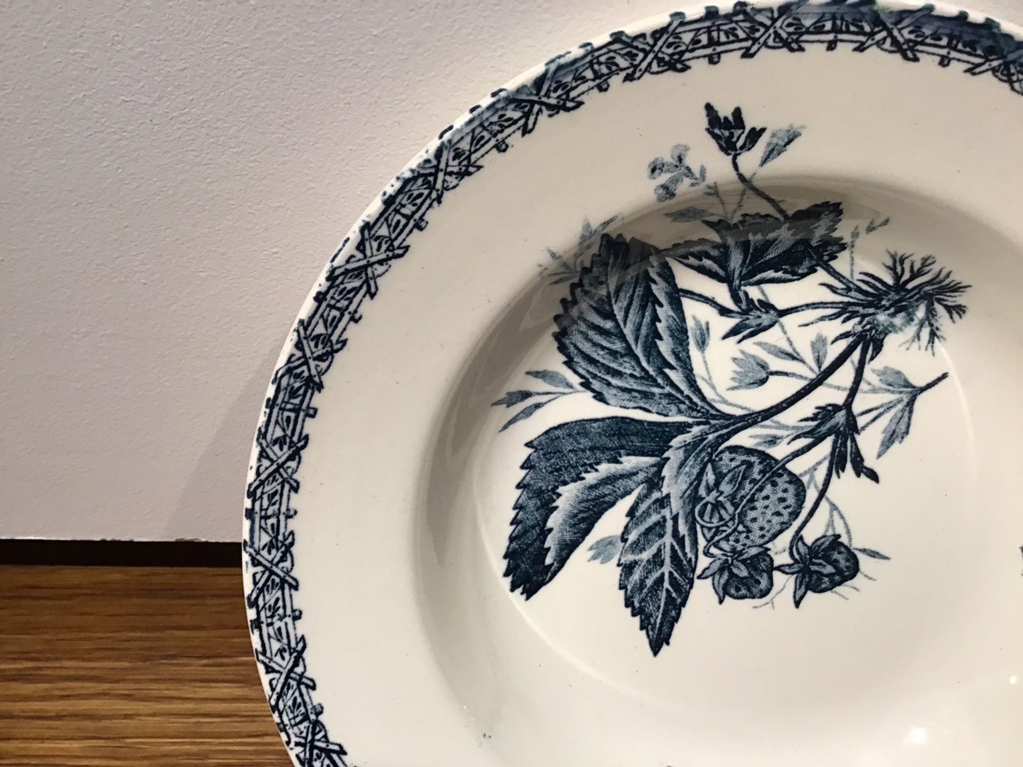 Hollow plate, insect and strawberry décor, Manufacture Choisy the King, Iron Land, H Boulenger - Co.