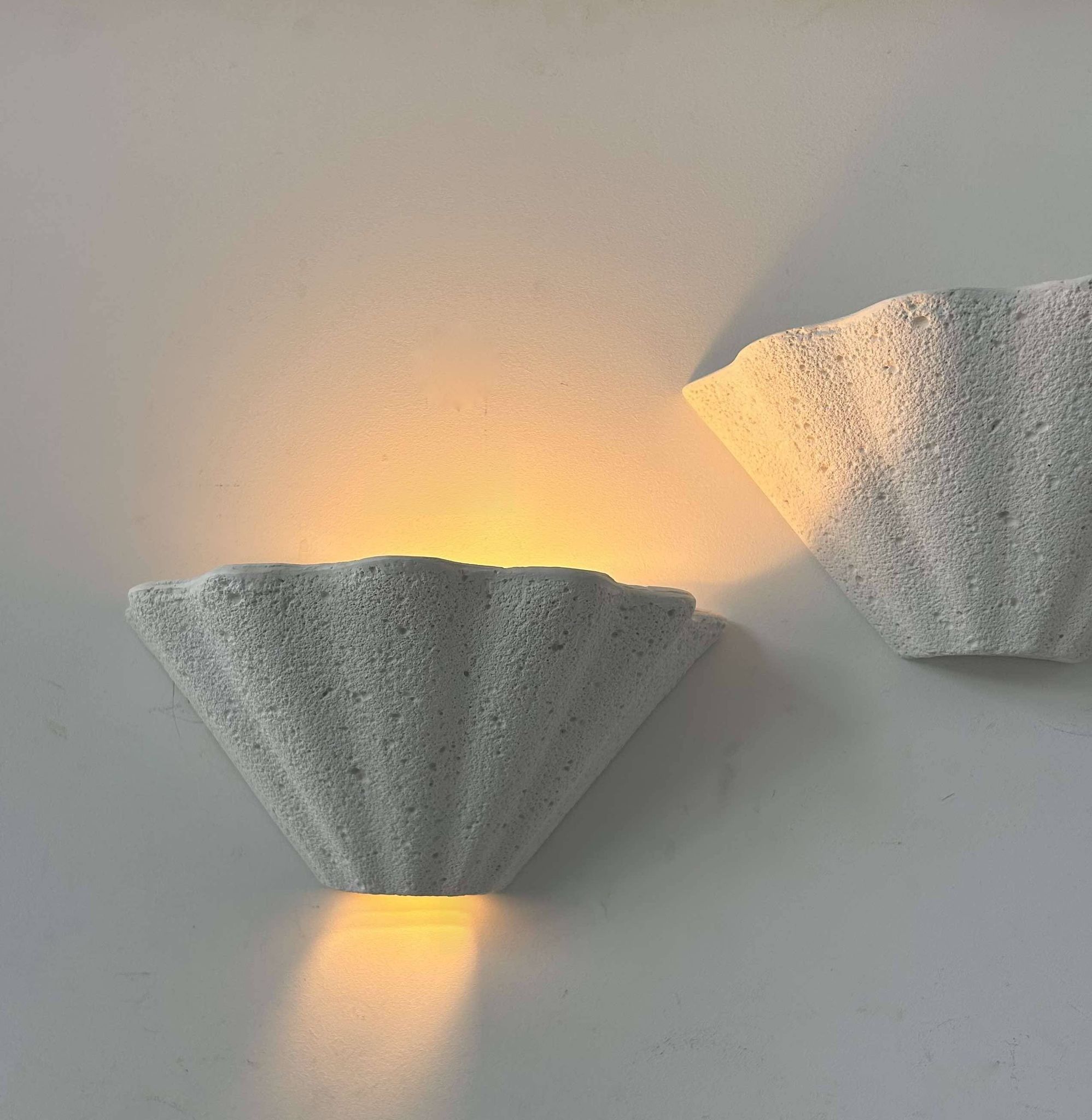 Set of 3 vintage shell wall lights, matte white stone-effect plaster, France 1970
