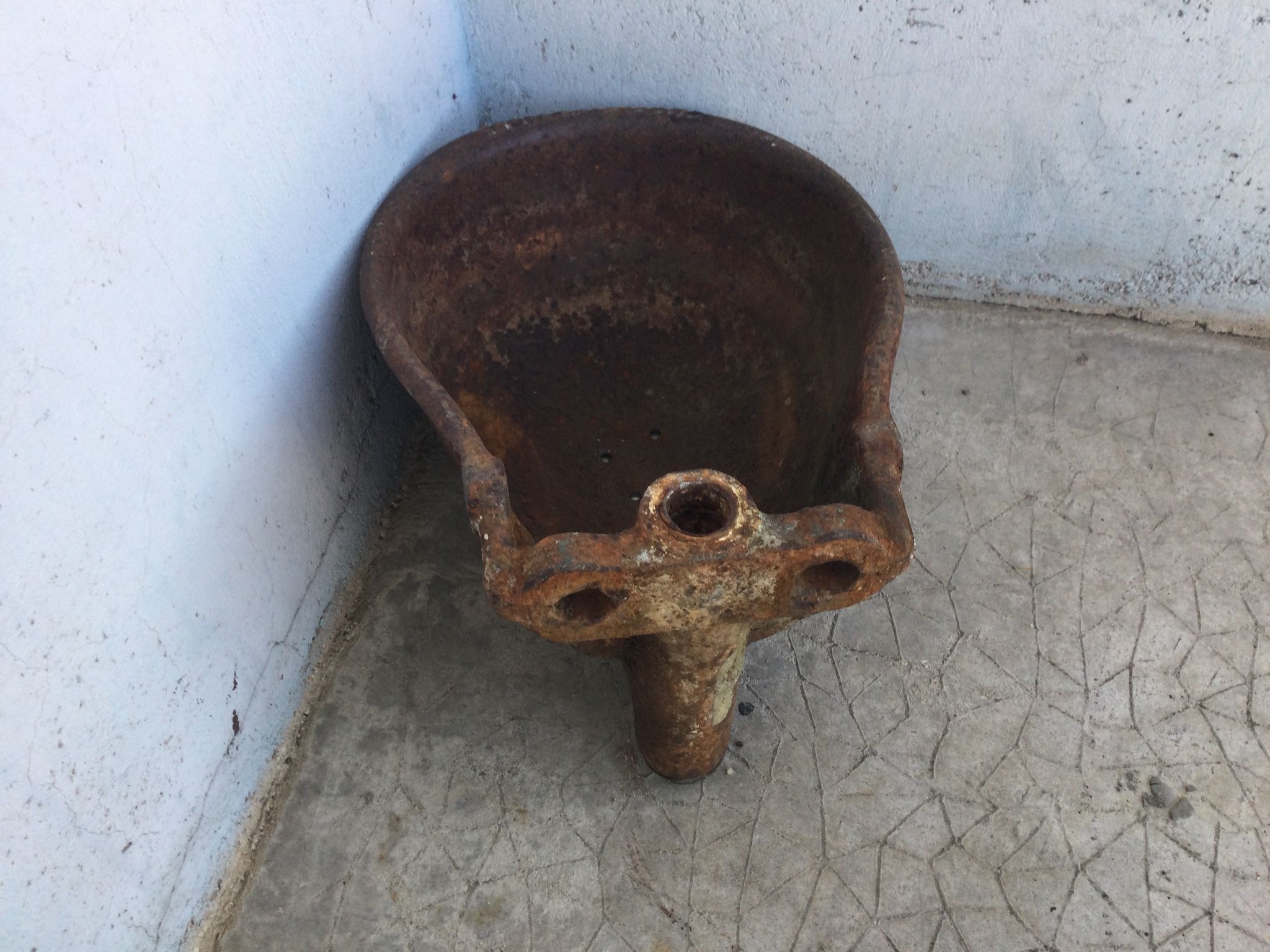 Cast-iron wall planter