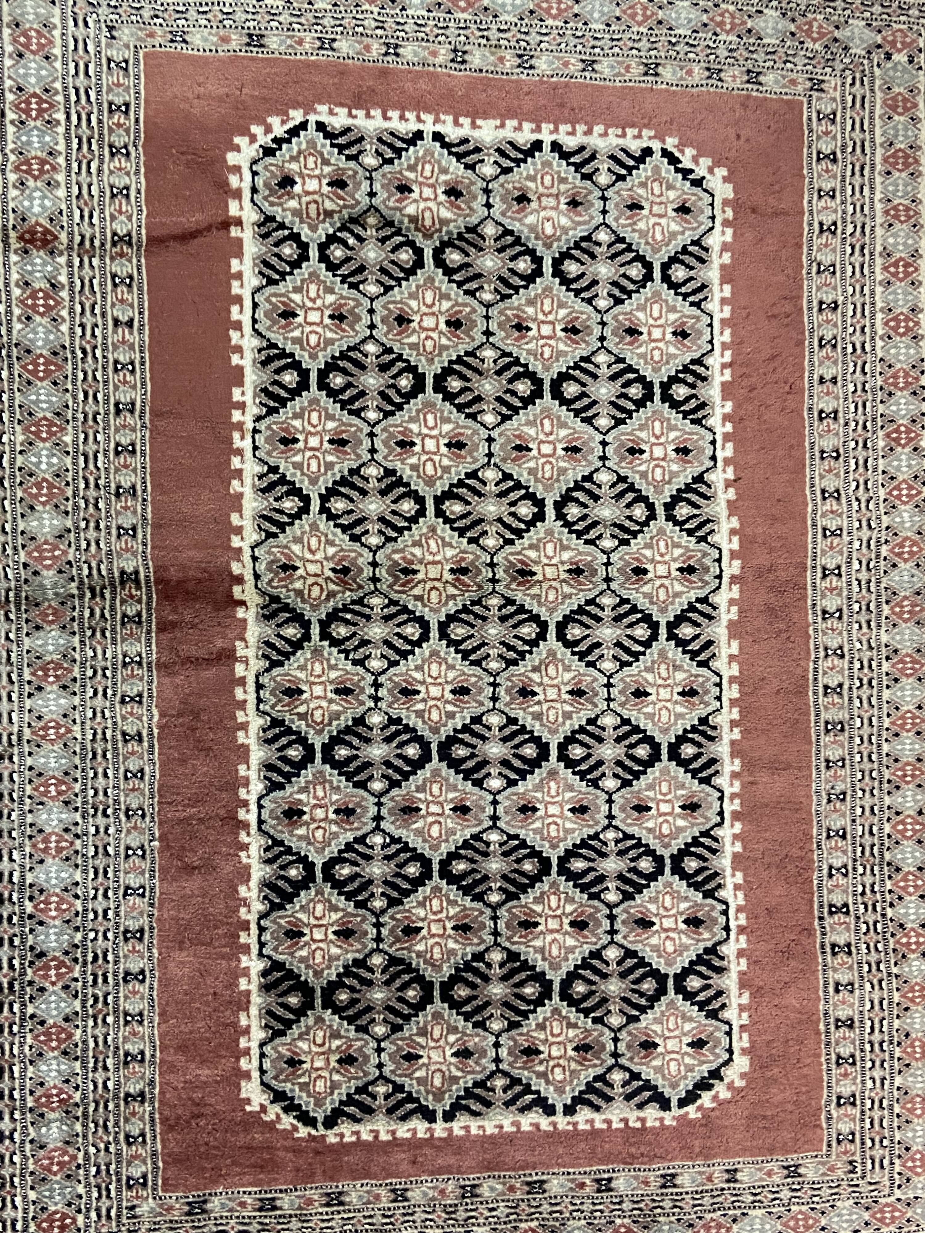 Handmade wool Oriental rug from Pakistan