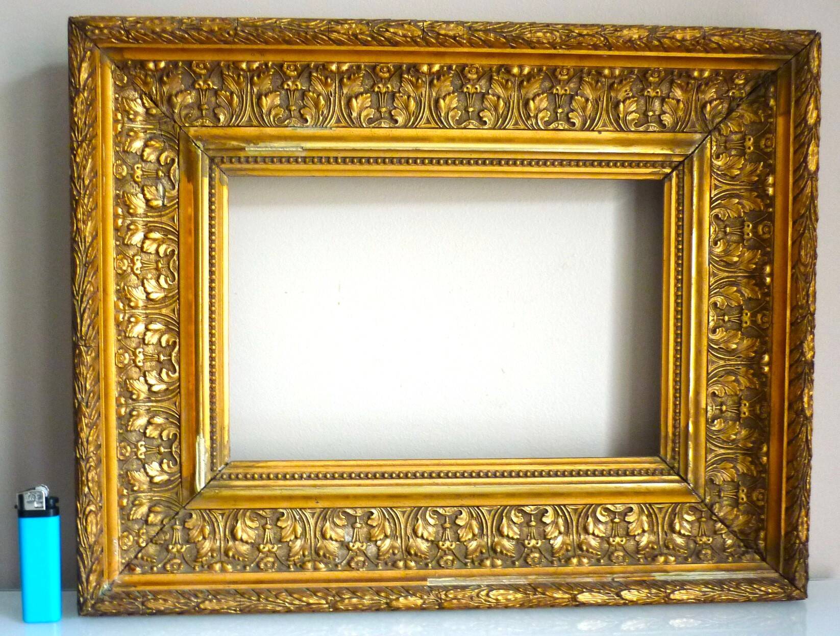 Antique gilded frame in wood and stucco, carved, original gilding
