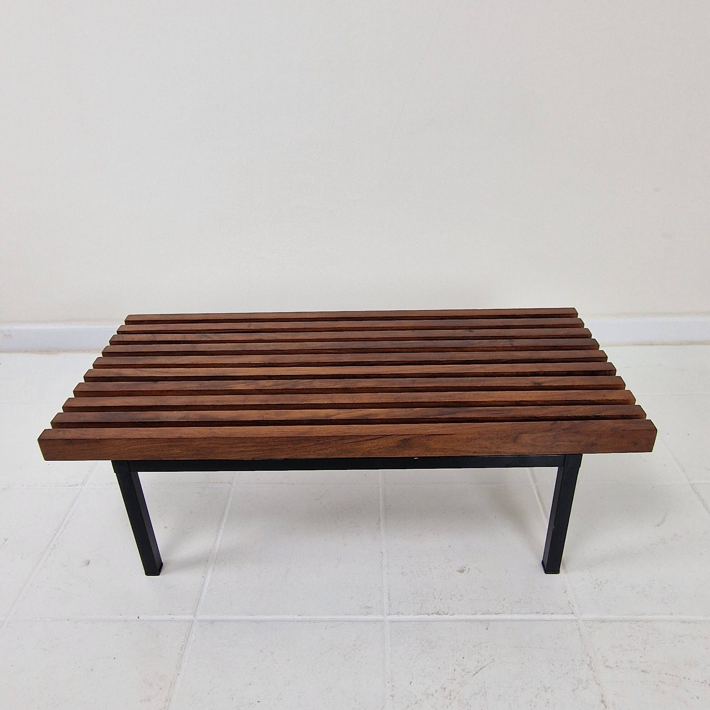 Banc en bois à lattes italien / table basse, 20e siècle