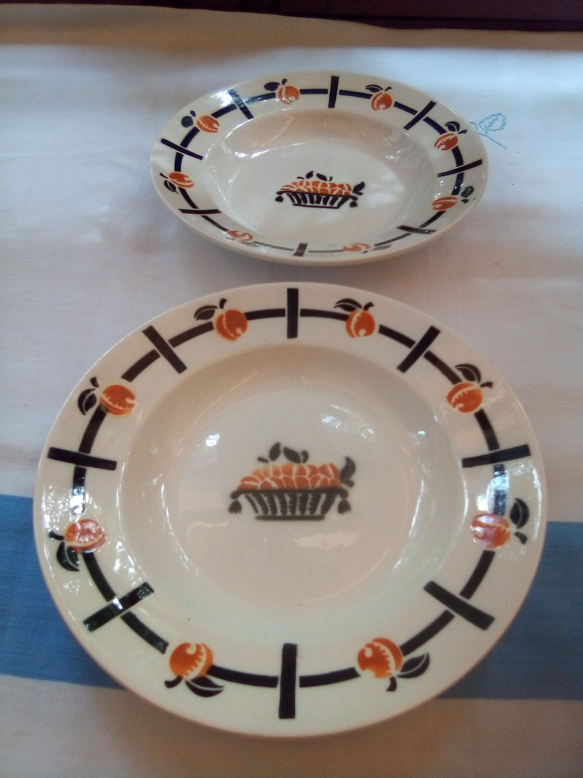 Assorted 12 dominant old brown/black plates