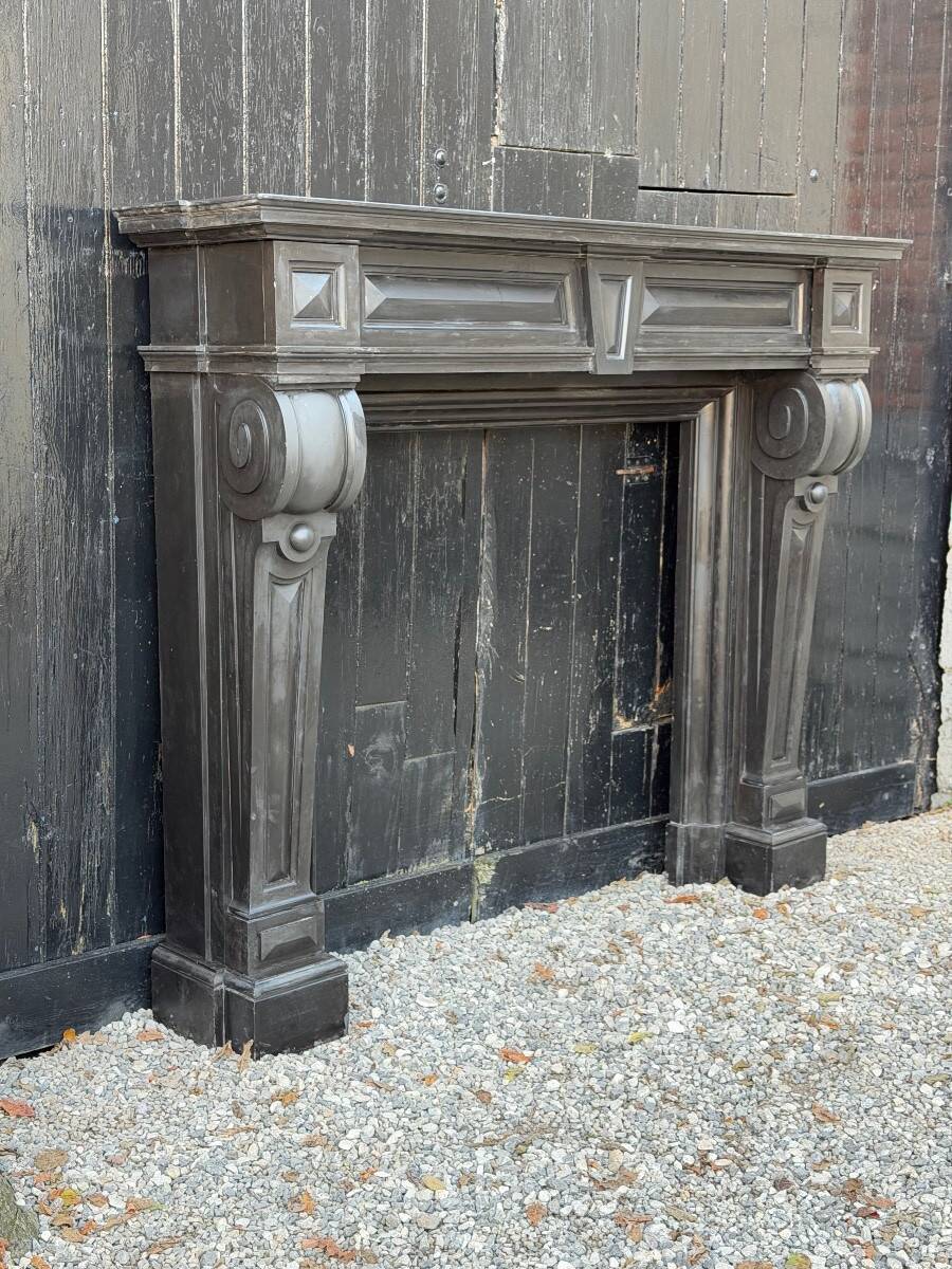 Grande cheminée Napoléon III en marbre noir de Belgique, vers 1880