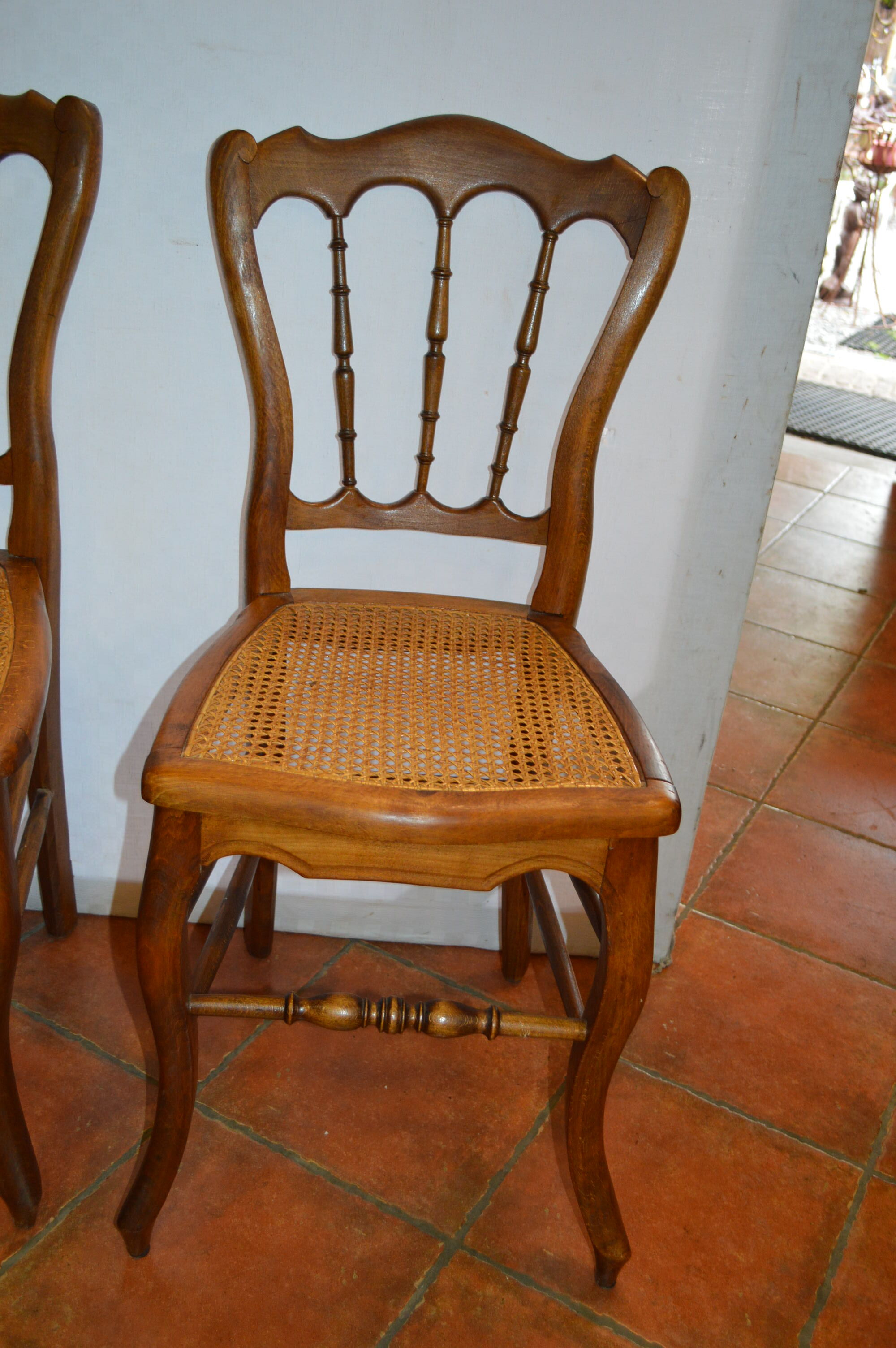 Ensemble de 5 chaises cannées en hêtre