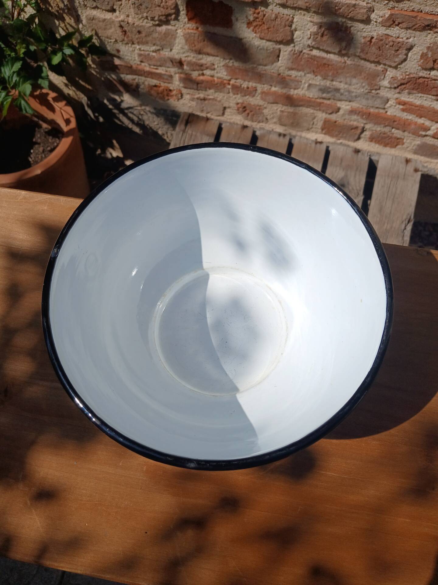Vintage enamelled metal salad bowl