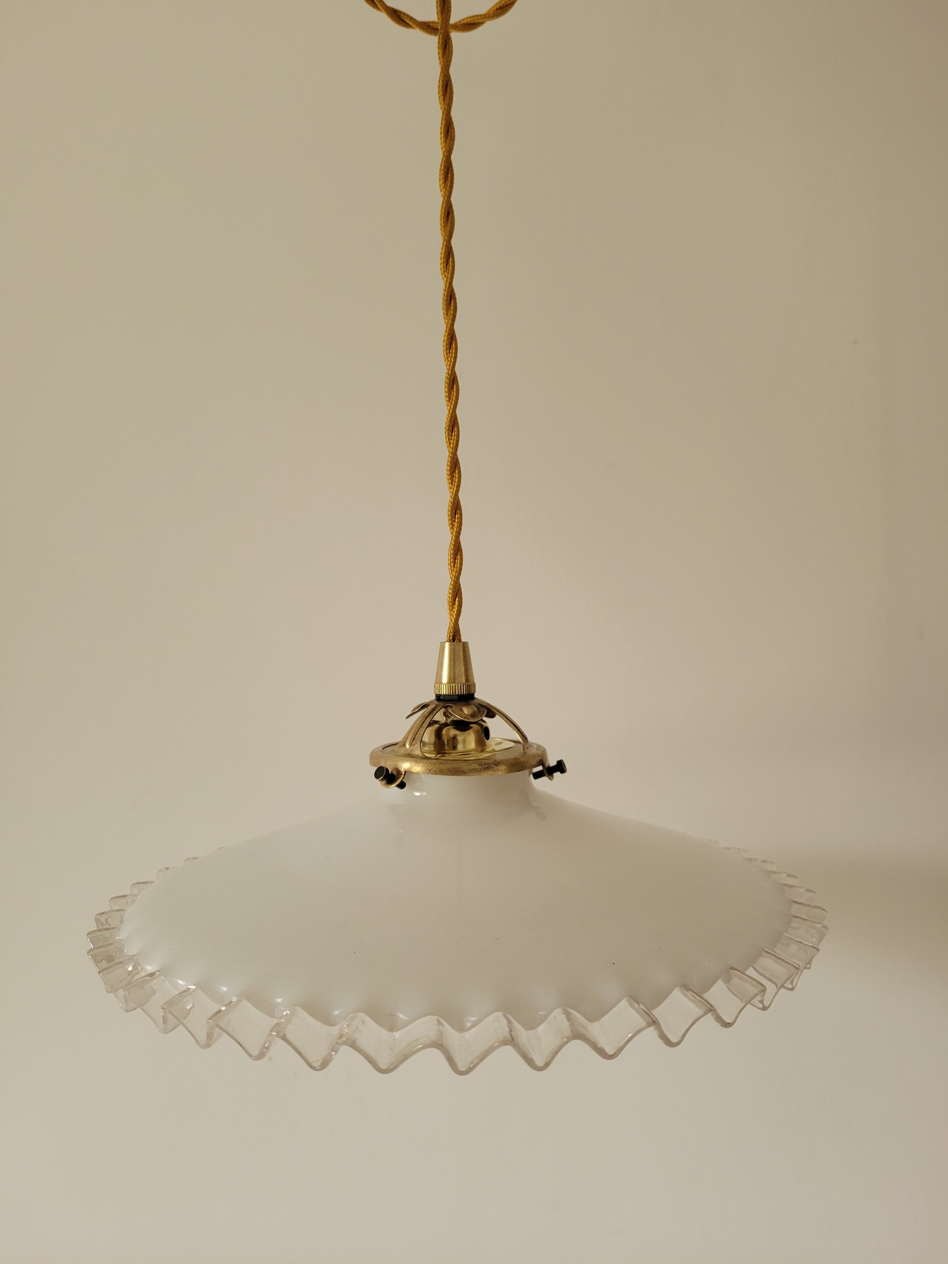 Serrated opaline suspension