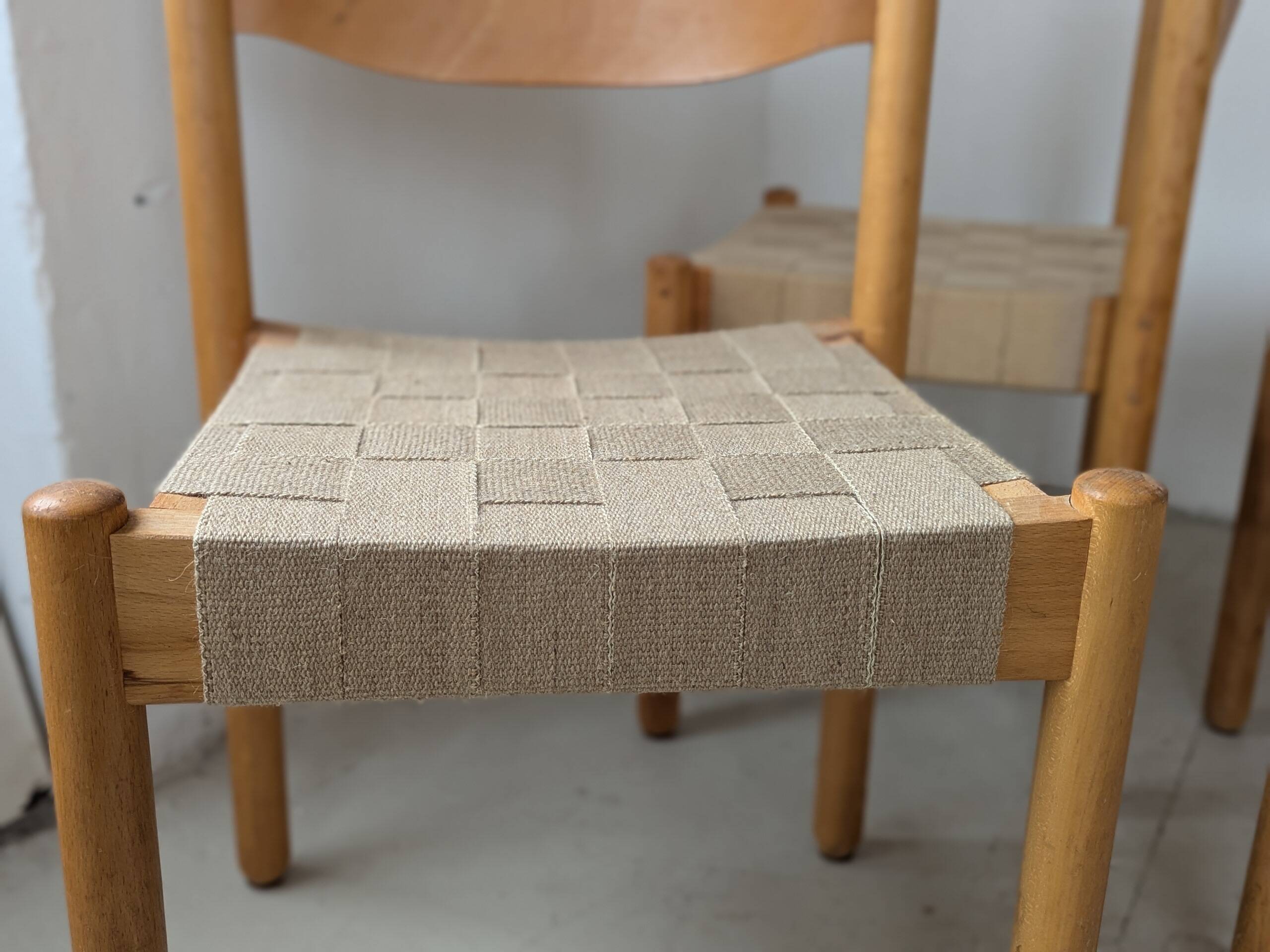 Set of 6 stackable chairs in beech and jute.