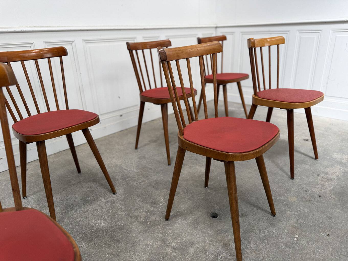 Huit chaises Baumann à assise colorée