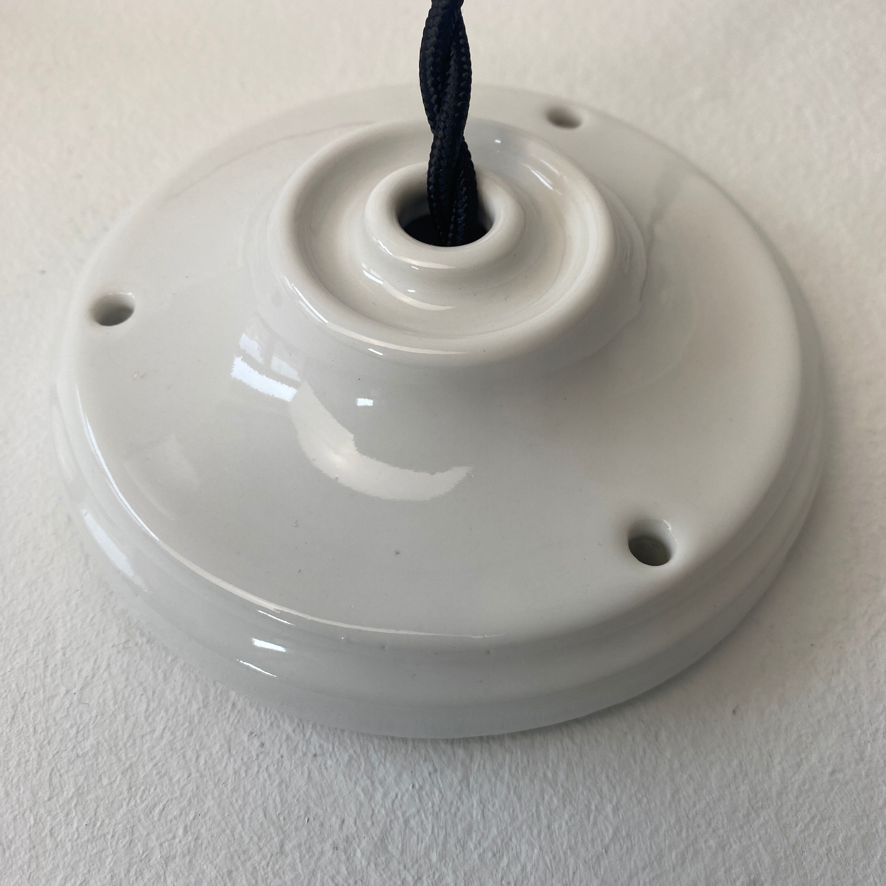 Paire d’anciennes suspensions coniques en opaline vintage