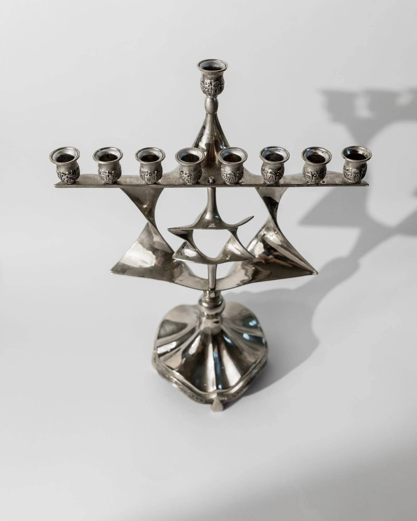 Vintage 1960s silver-plated menorah for Hanukkah, Mid-Century design with rotating Star of David, Judaica decoration, elegant gift idea.
