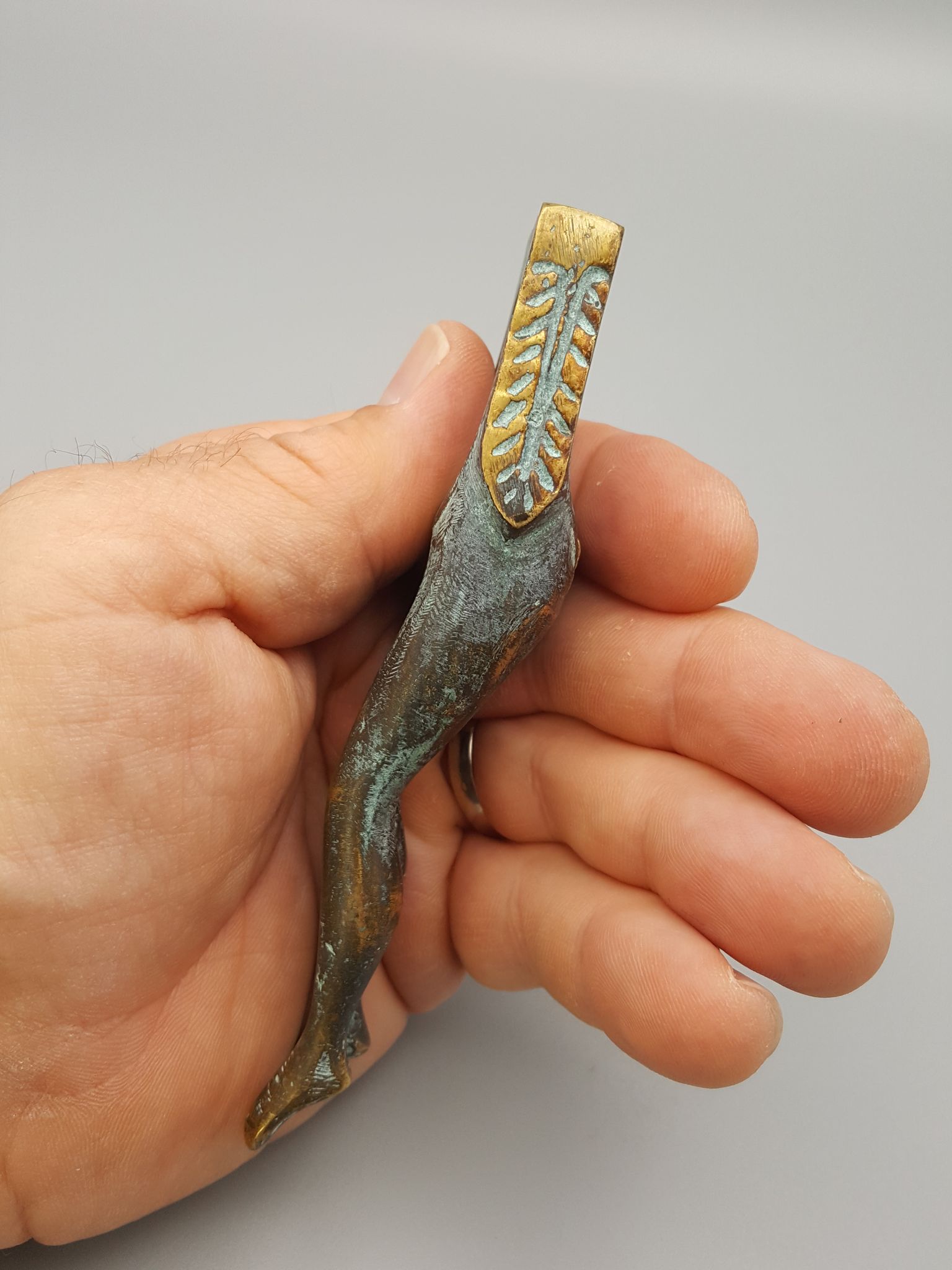 Ancien casse-noisettes en bronze jambes de femme