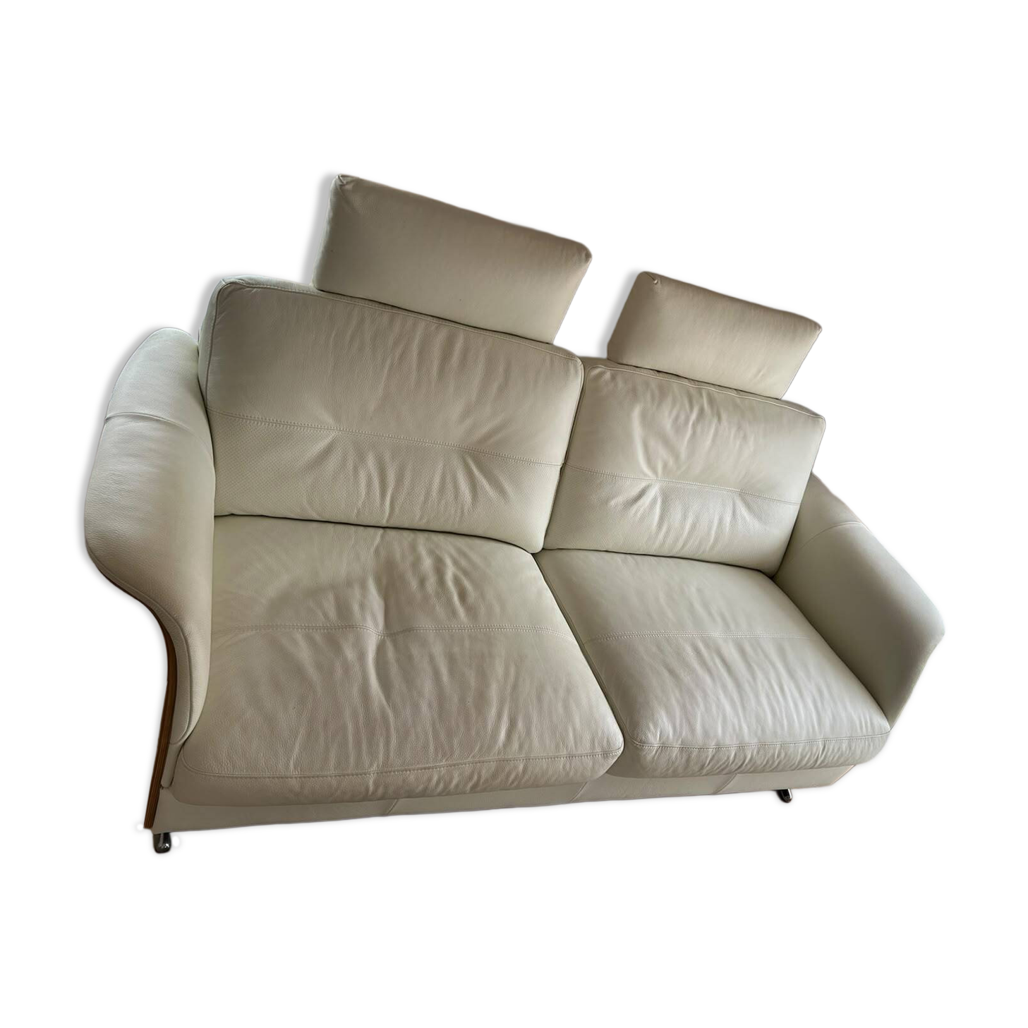 Ecru leather 2.5-seater sofa with walnut armrests.