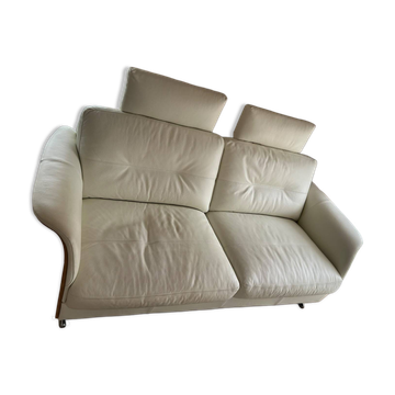 Ecru leather 2.5-seater sofa with walnut armrests.