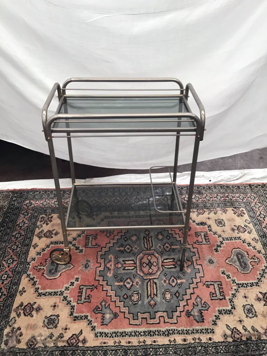 Dessert on wheels with removable tray in chrome metal and smoked glass