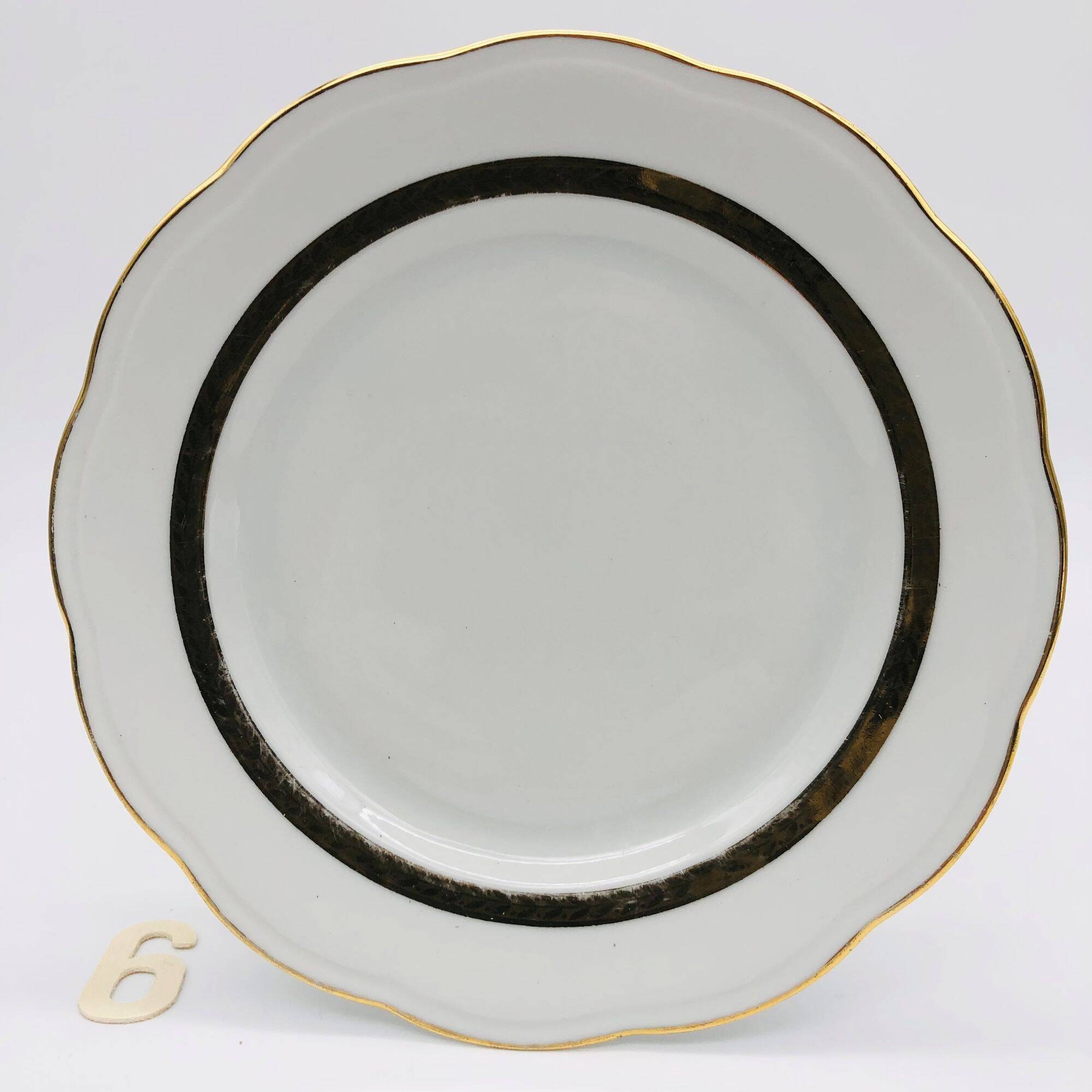 6 dessert plates. In S.F.P. Limoges porcelain.