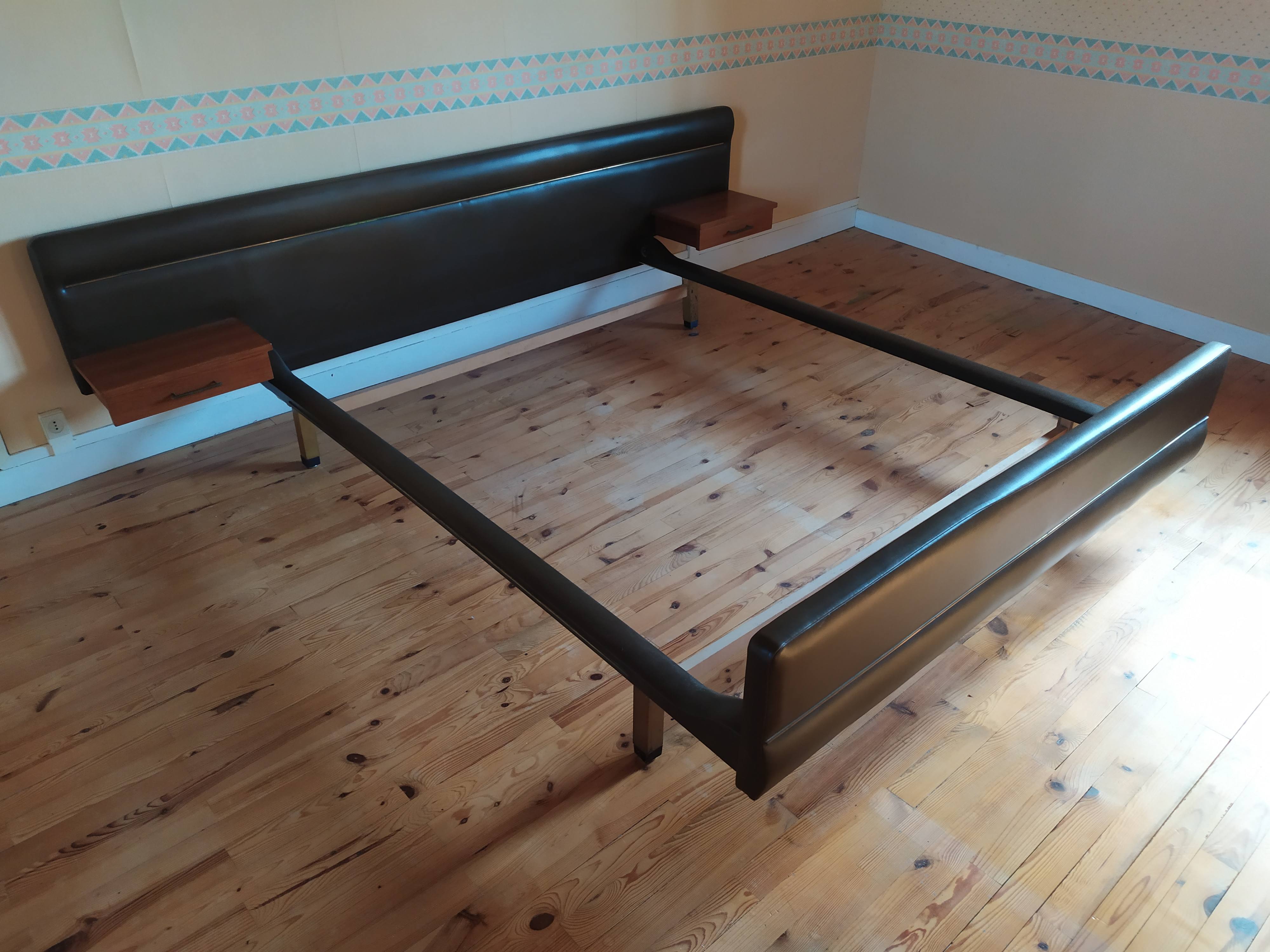 Vintage bed skaï