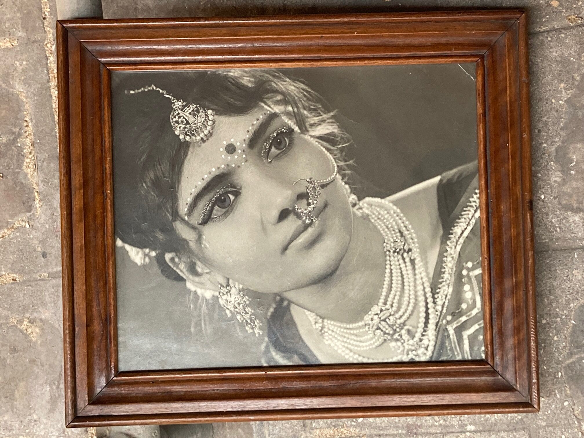 Woman with an enigmatic gaze (India 70s/80s)