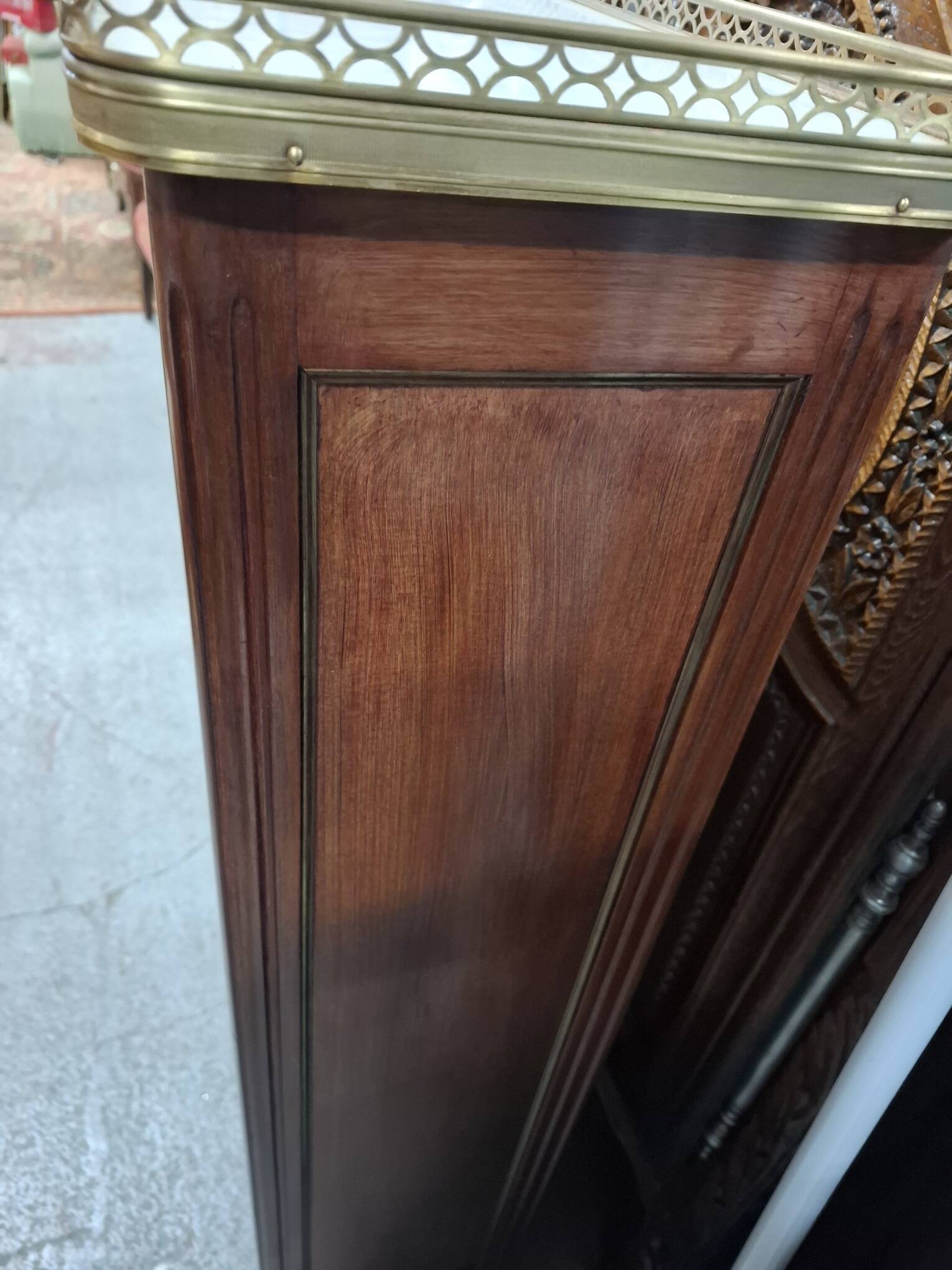 Large Mahogany Bibus