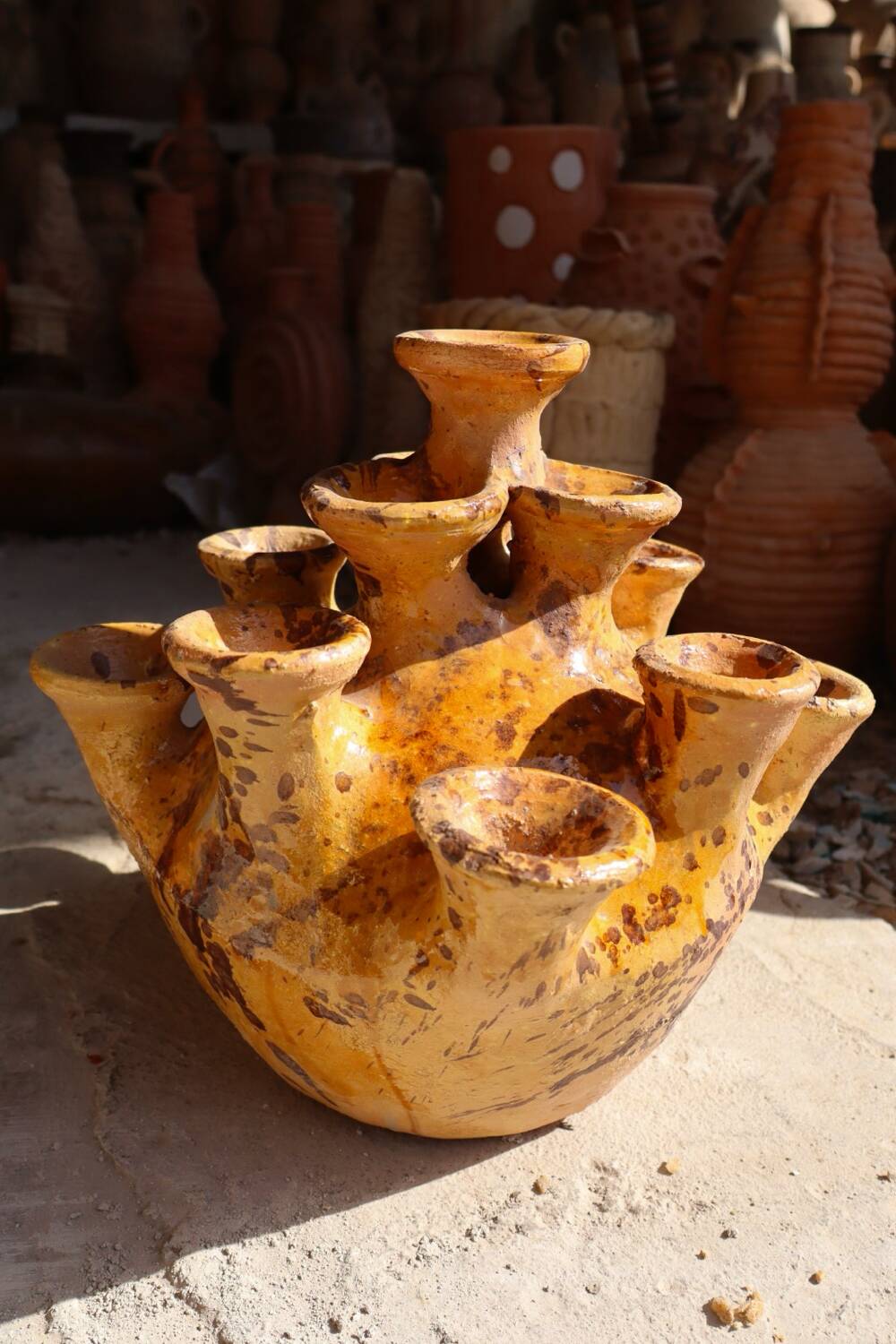Vase sculpture en tamegroute jaune tachetée emaillée abstraite