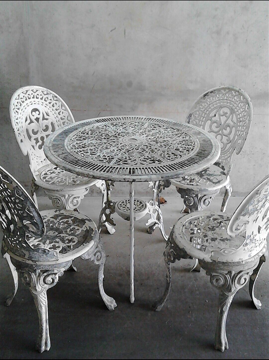 English garden salon