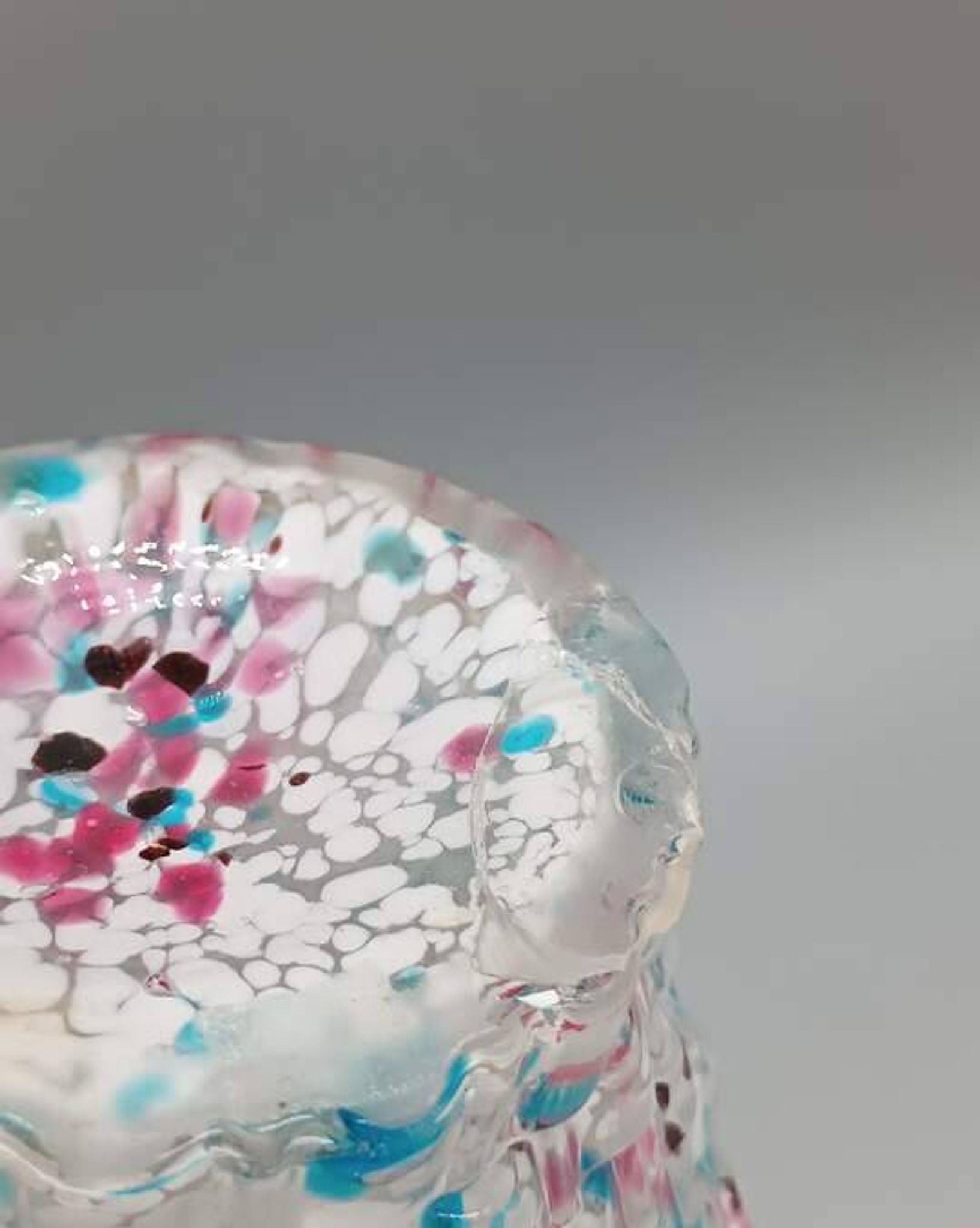 2 anciens vases en verre jaspé, dits style Clichy