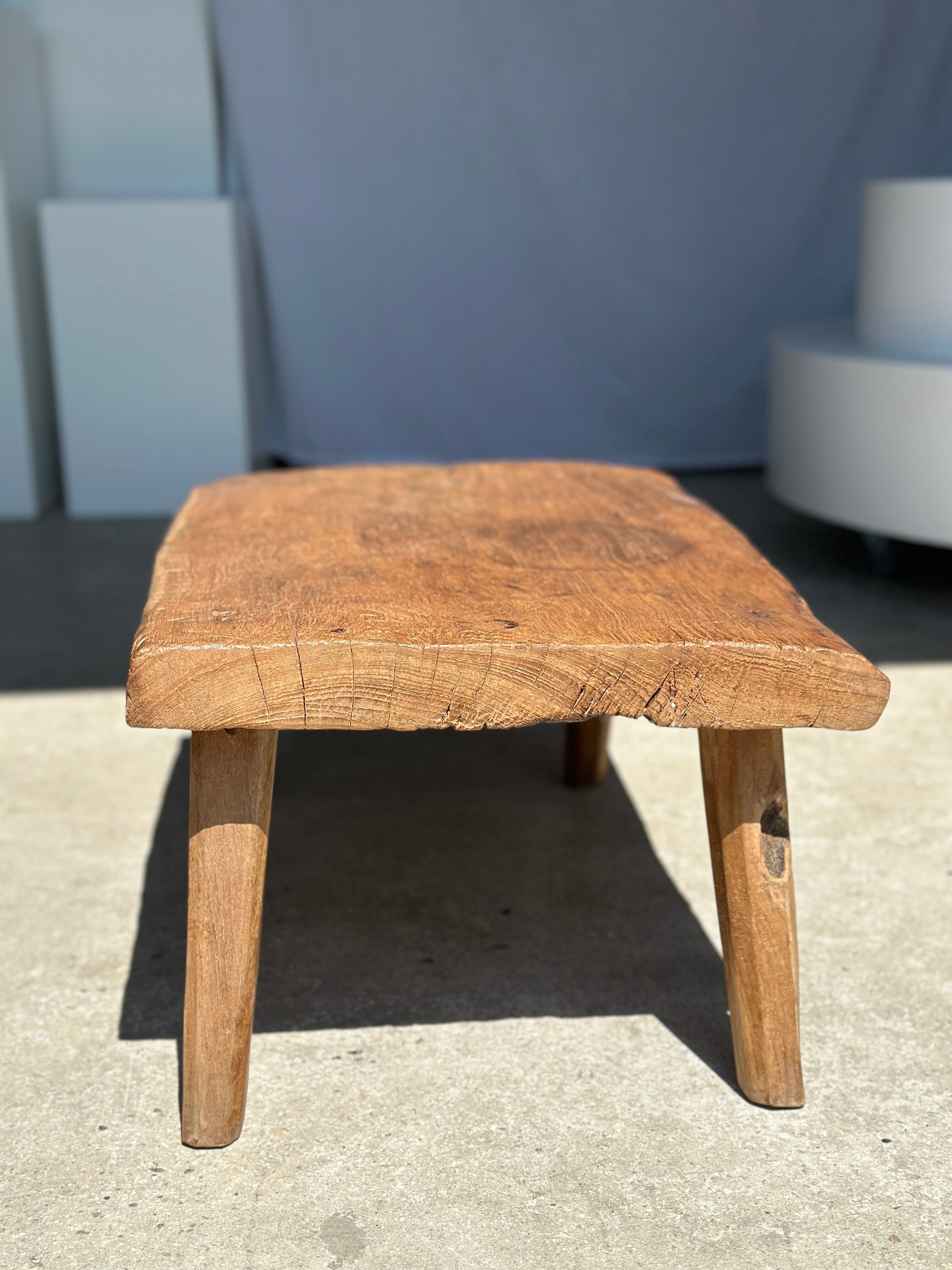 Coffee table in blond teak quadripod